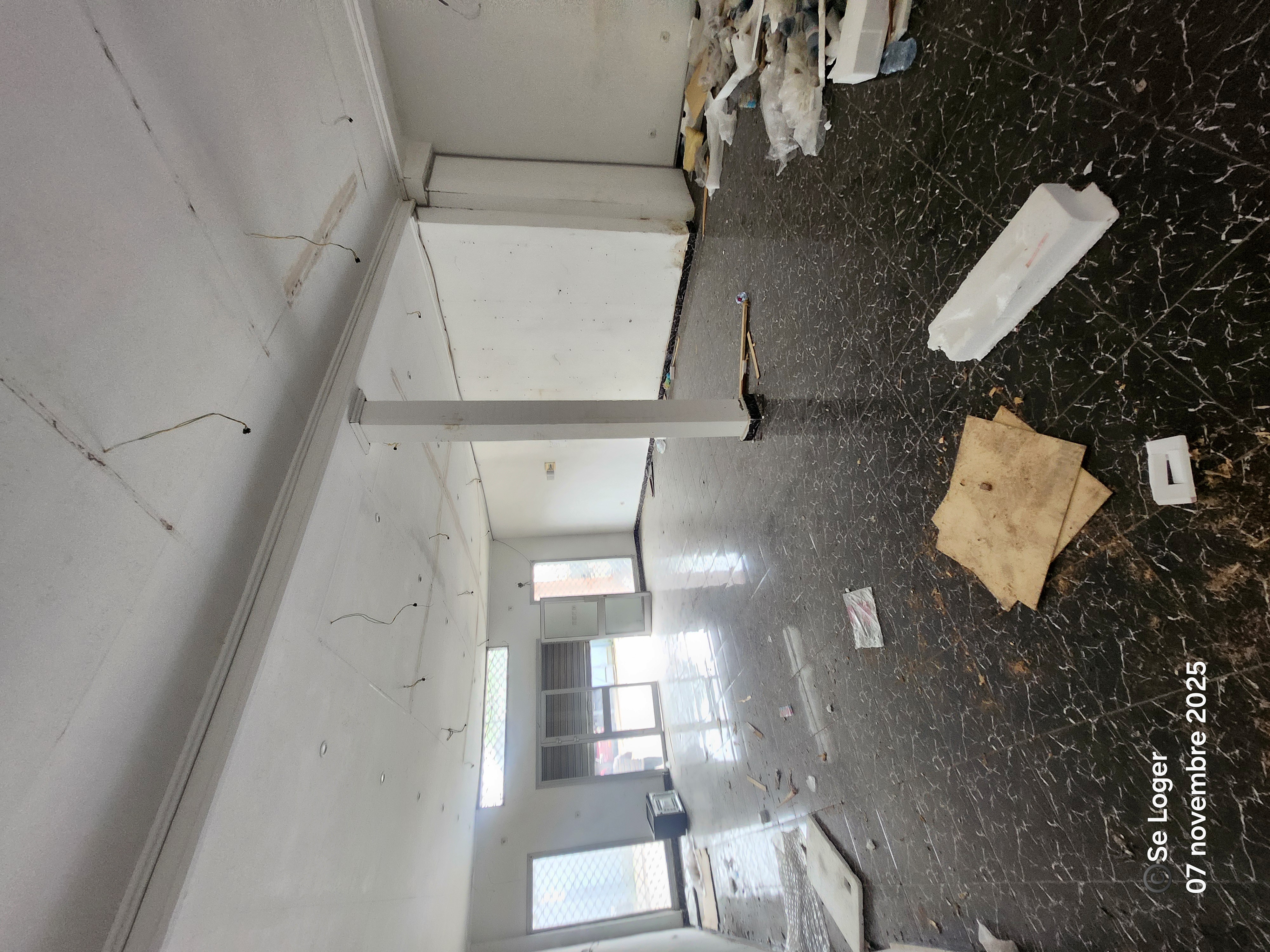 Magasin à louer à Douala, Akwa I, salle des fêtes - 130 m2 - 700 000 FCFA