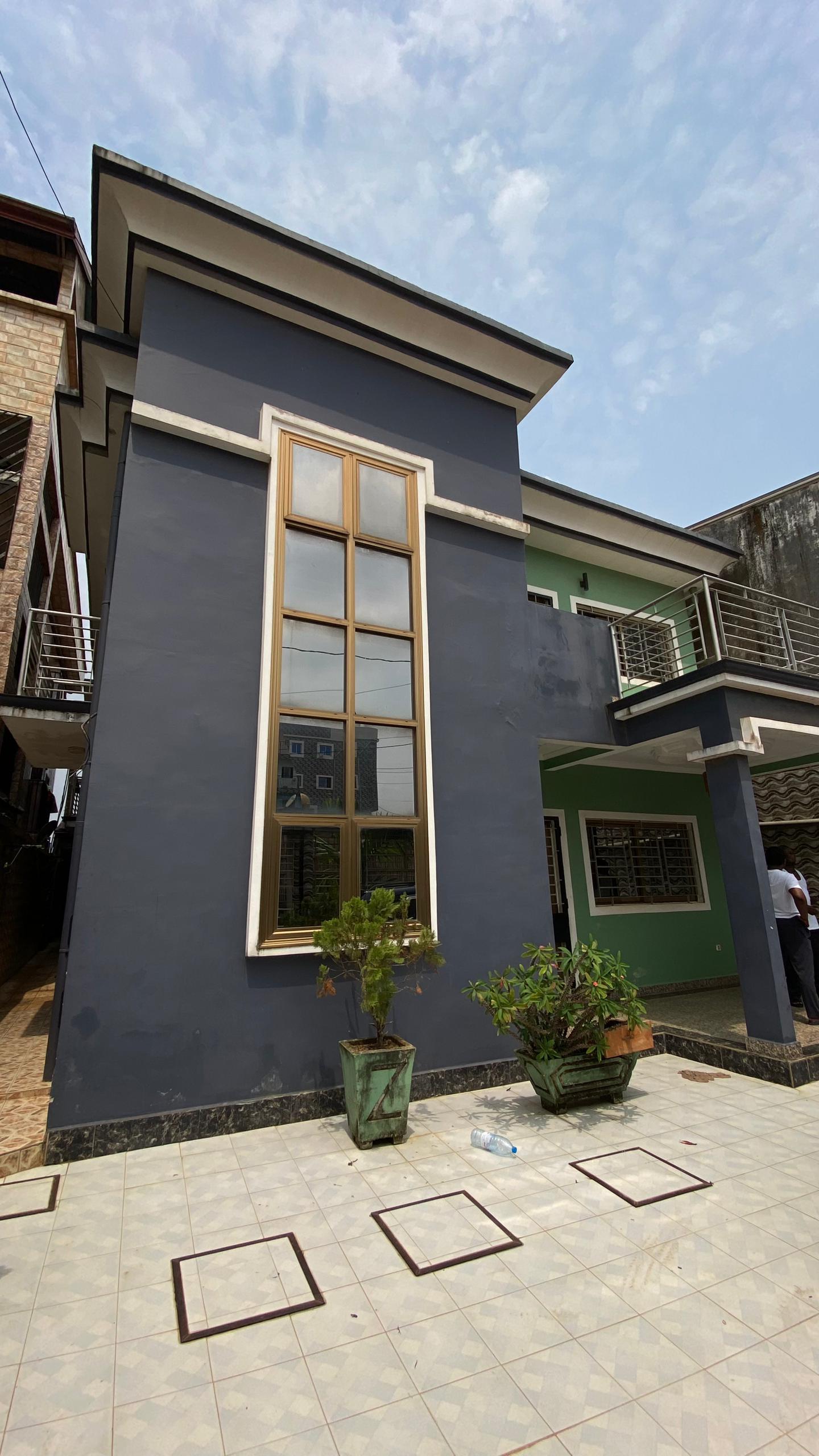 Maison (Duplex) à louer - Douala, Yassa, Maeture - 3 salon(s), 7 chambre(s), 7 salle(s) de bains - 600 000 FCFA / mois