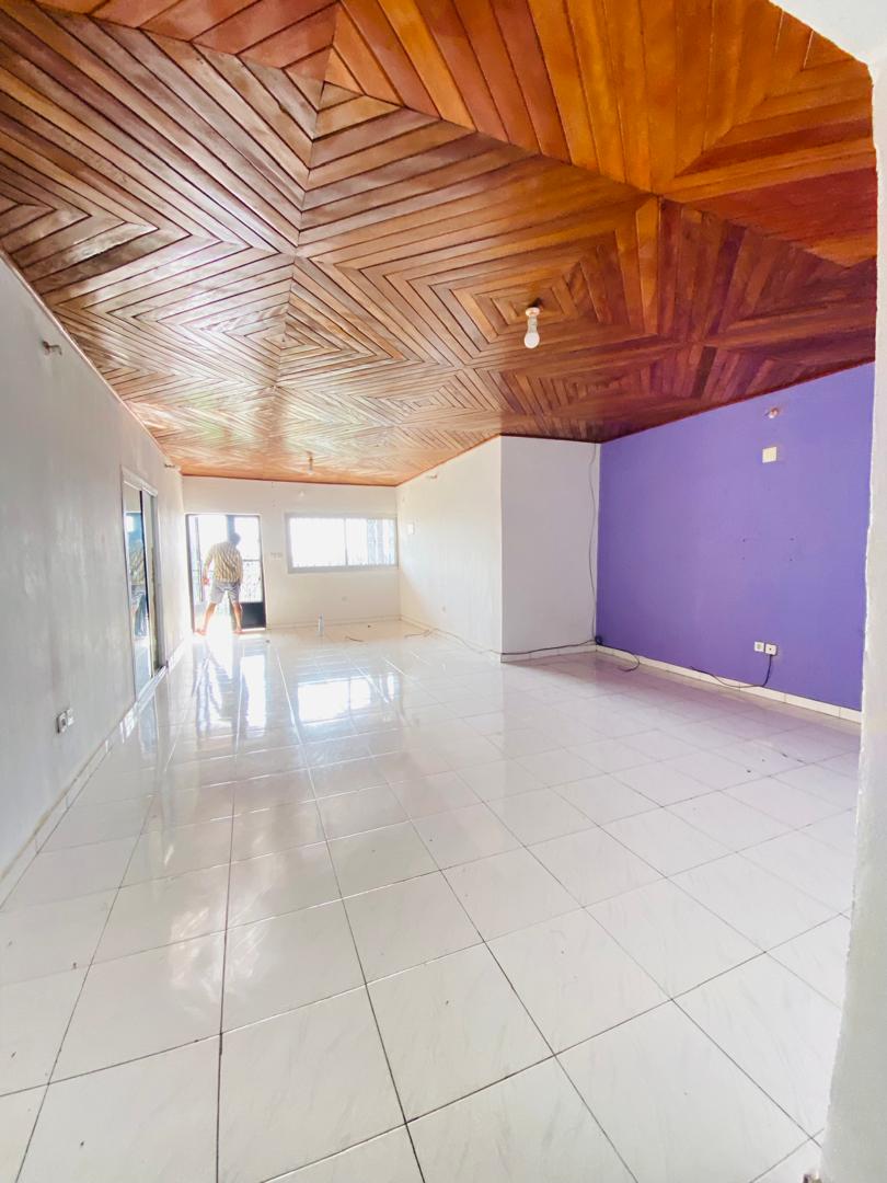 Appartement à louer - Douala, Logpom, Non loin de la route - 1 salon(s), 3 chambre(s), 2 salle(s) de bains - 180 000 FCFA / mois