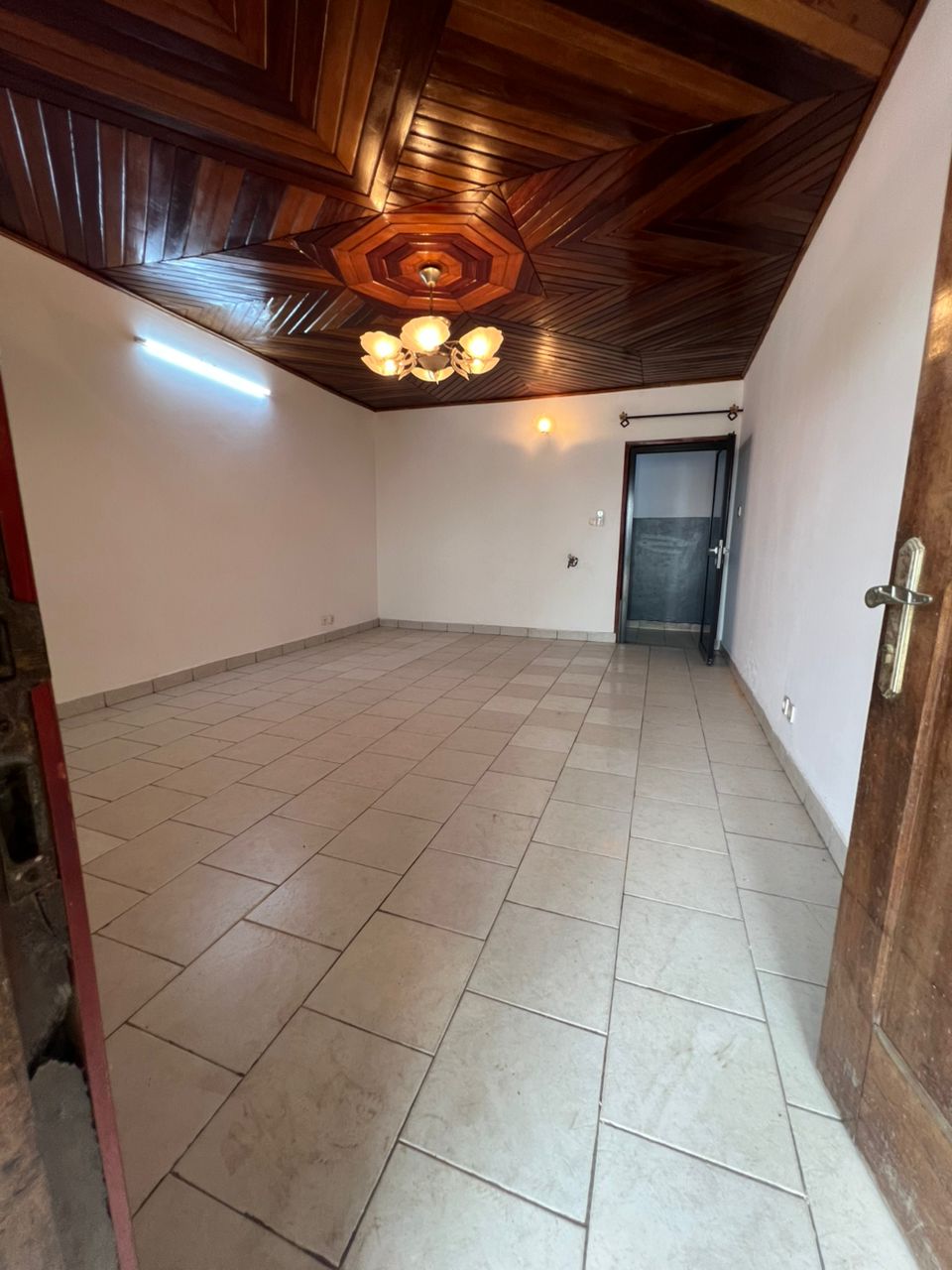 Appartement à louer - Douala, Logbessou I, En bordure de route - 1 salon(s), 2 chambre(s), 2 salle(s) de bains - 135 000 FCFA / mois