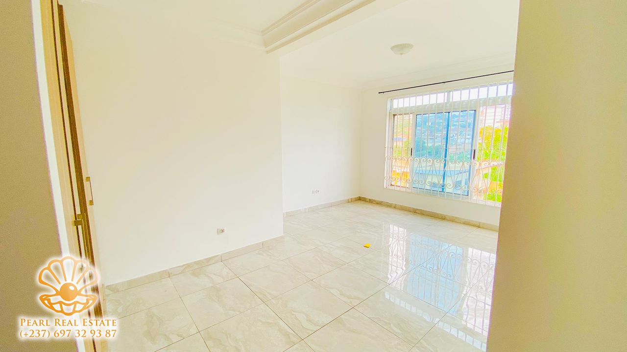 Appartement à louer - Yaoundé, Bastos, Ambassade de chine - 1 salon(s), 2 chambre(s), 3 salle(s) de bains - 800 000 FCFA / mois