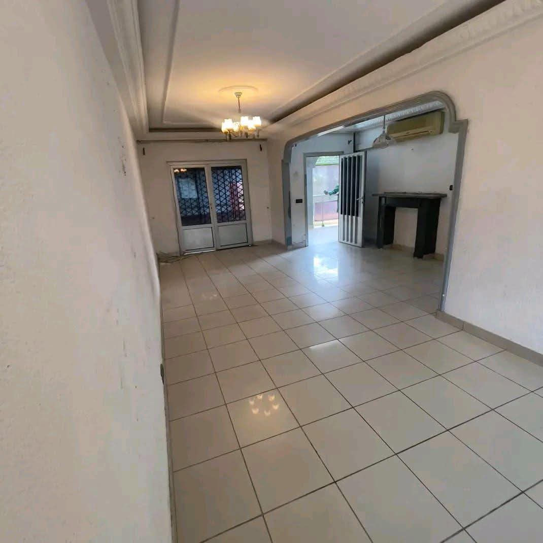 Maison (Villa) à louer - Douala, Makepe, Makepe - 1 salon(s), 3 chambre(s), 3 salle(s) de bains - 250 000 FCFA / mois