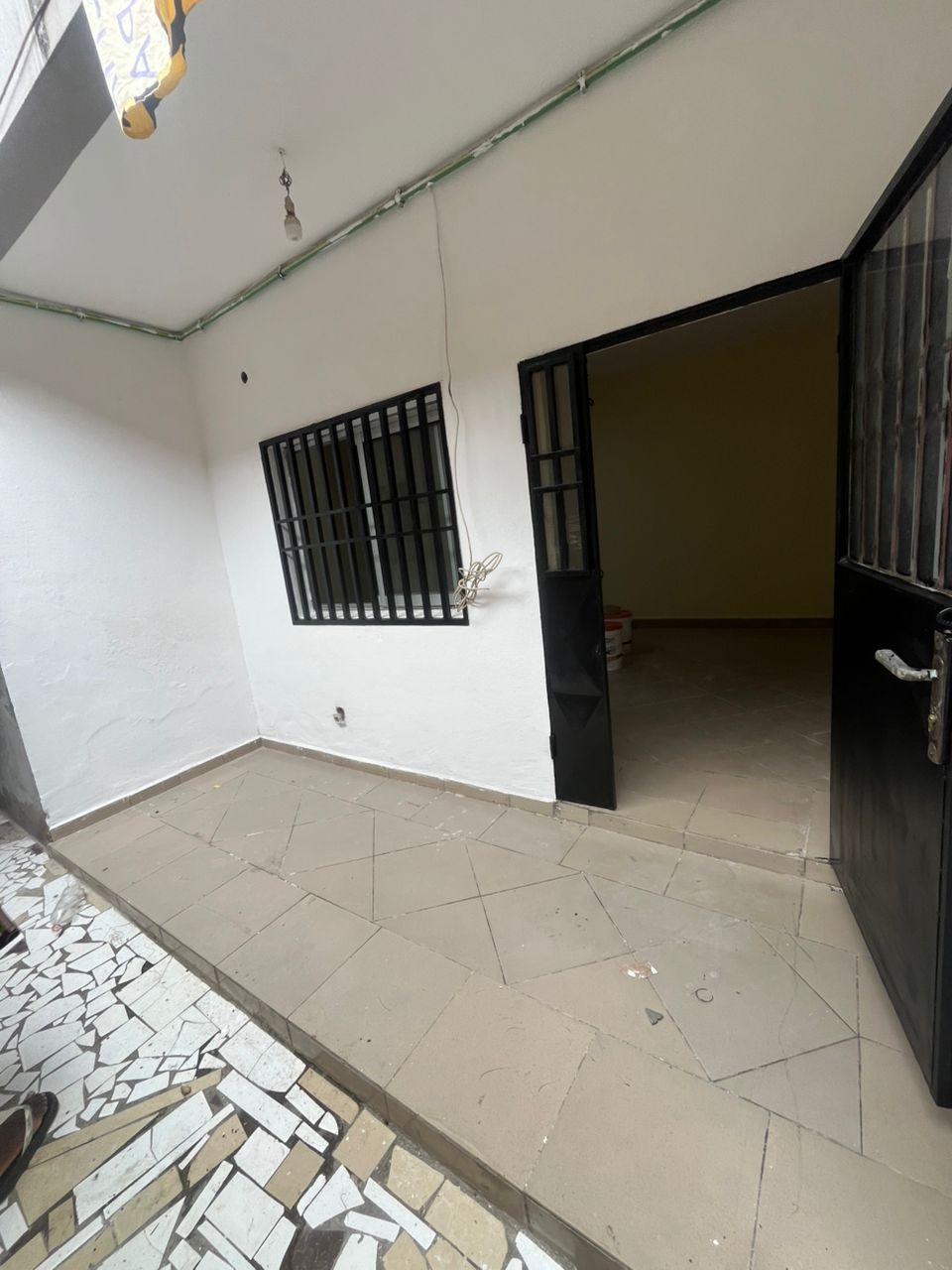 Appartement à louer - Douala, Logpom, Non loin du goudron - 1 salon(s), 2 chambre(s), 2 salle(s) de bains - 90 000 FCFA / mois
