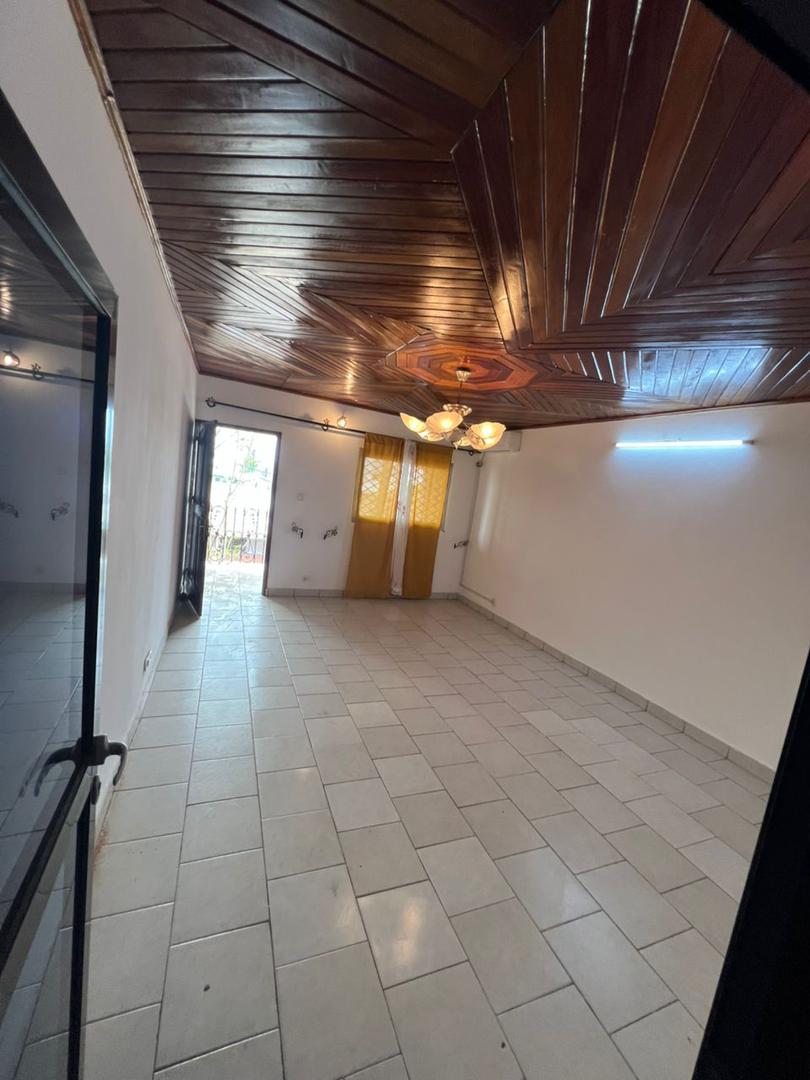 Appartement à louer - Douala, Logbessou I, Non loin de la route - 1 salon(s), 2 chambre(s), 2 salle(s) de bains - 135 000 FCFA / mois