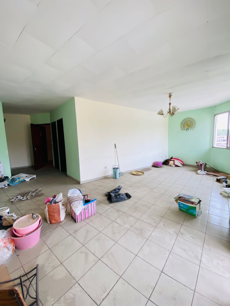 Appartement à louer - Douala, Akwa I, Akwa - 1 salon(s), 3 chambre(s), 3 salle(s) de bains - 300 000 FCFA / mois