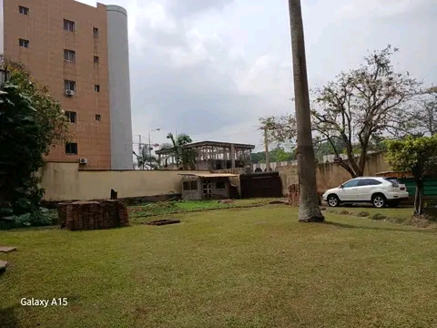 Office to rent at Yaoundé, Centre administratif, Centre ville - 1000 m2 - 5 000 000 FCFA