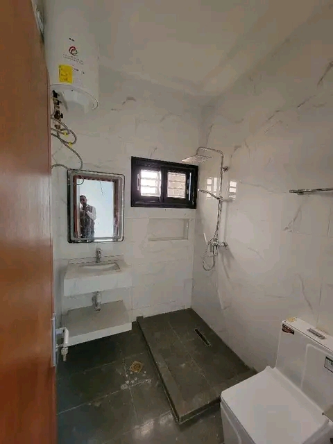 Maison (Duplex) à louer - Yaoundé, Mfandena, Omnisport - 3 salon(s), 4 chambre(s), 5 salle(s) de bains - 1 500 000 FCFA / mois