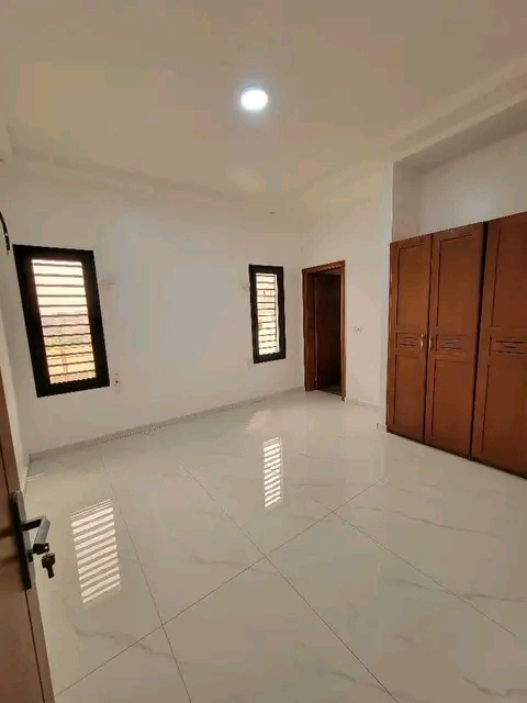 House (Duplex) to rent - Yaoundé, Mfandena, Omnisport - 3 living room(s), 4 bedroom(s), 5 bathroom(s) - 1 500 000 FCFA / month