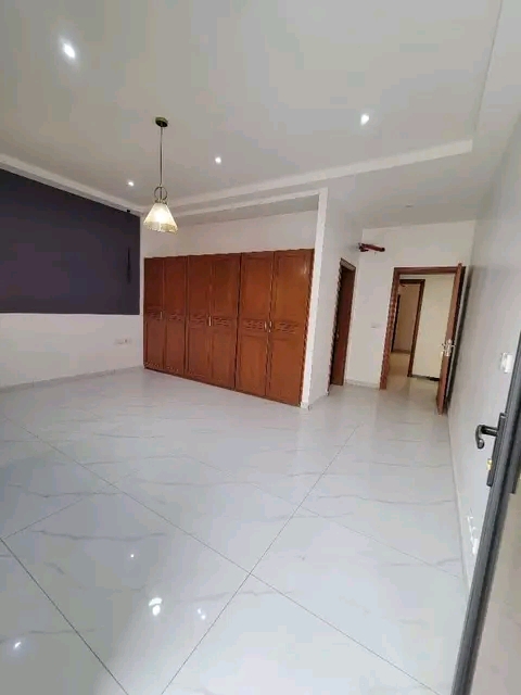 House (Duplex) to rent - Yaoundé, Mfandena, Omnisport - 3 living room(s), 4 bedroom(s), 5 bathroom(s) - 1 500 000 FCFA / month