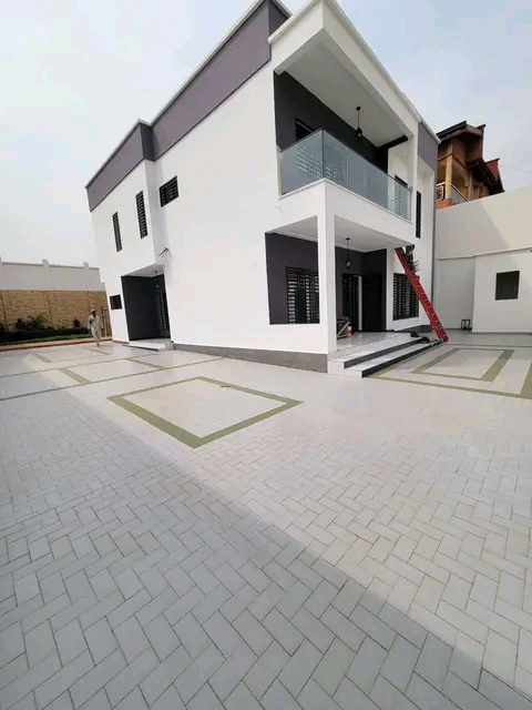 House (Duplex) to rent - Yaoundé, Mfandena, Omnisport - 3 living room(s), 4 bedroom(s), 5 bathroom(s) - 1 500 000 FCFA / month