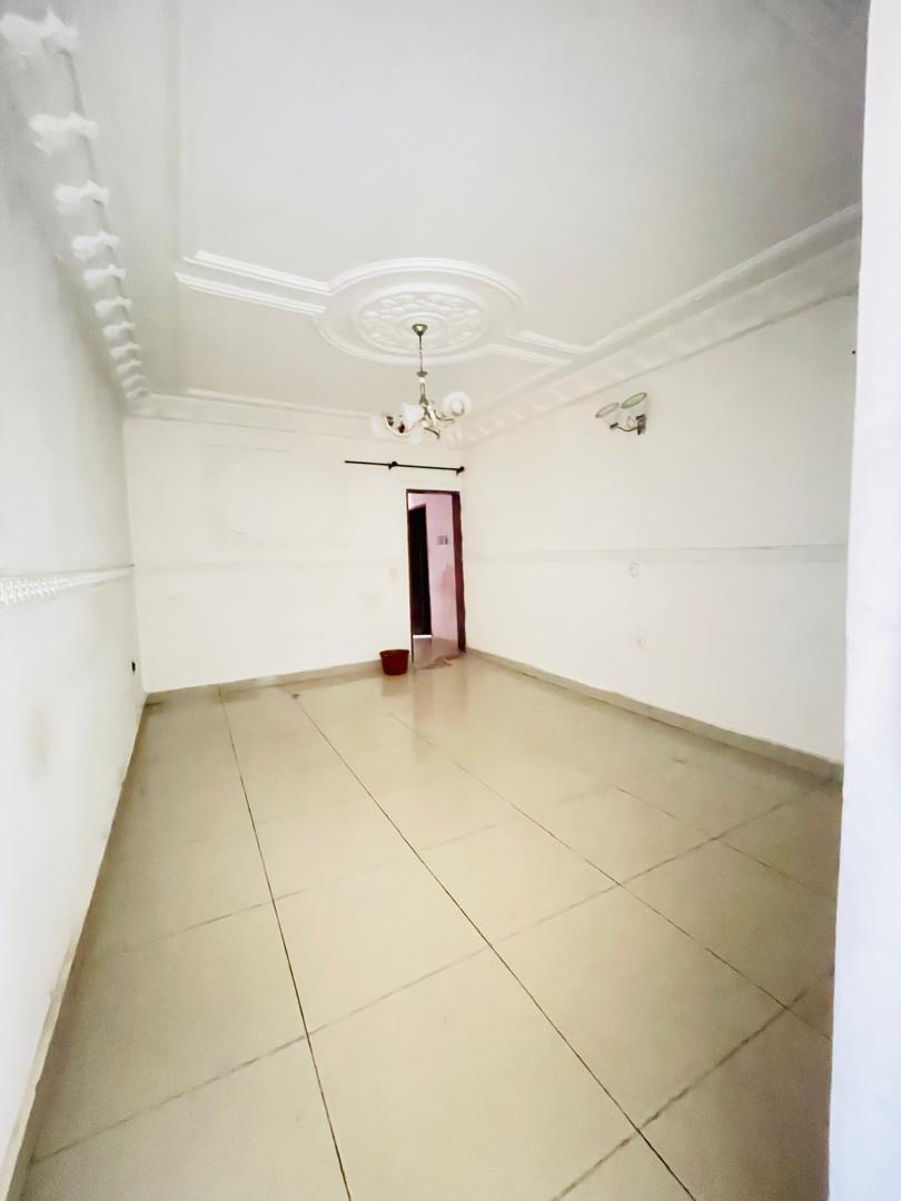 Appartement à louer - Douala, Logbessou I, Crtv bar - 1 salon(s), 1 chambre(s), 1 salle(s) de bains - 75 000 FCFA / mois