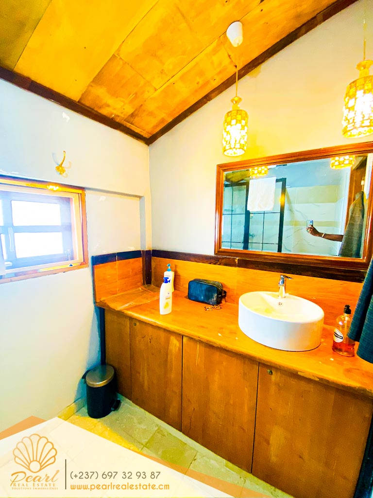 Maison (Duplex) à louer - Yaoundé, Bastos, Golf présidentiel - 4 salon(s), 5 chambre(s), 5 salle(s) de bains - 1 500 000 FCFA / mois