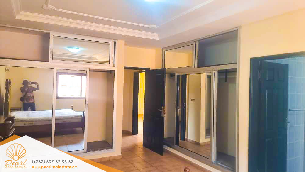 Maison (Duplex) à louer - Yaoundé, Bastos, Ambassade de chine - 2 salon(s), 4 chambre(s), 4 salle(s) de bains - 1 500 000 FCFA / mois