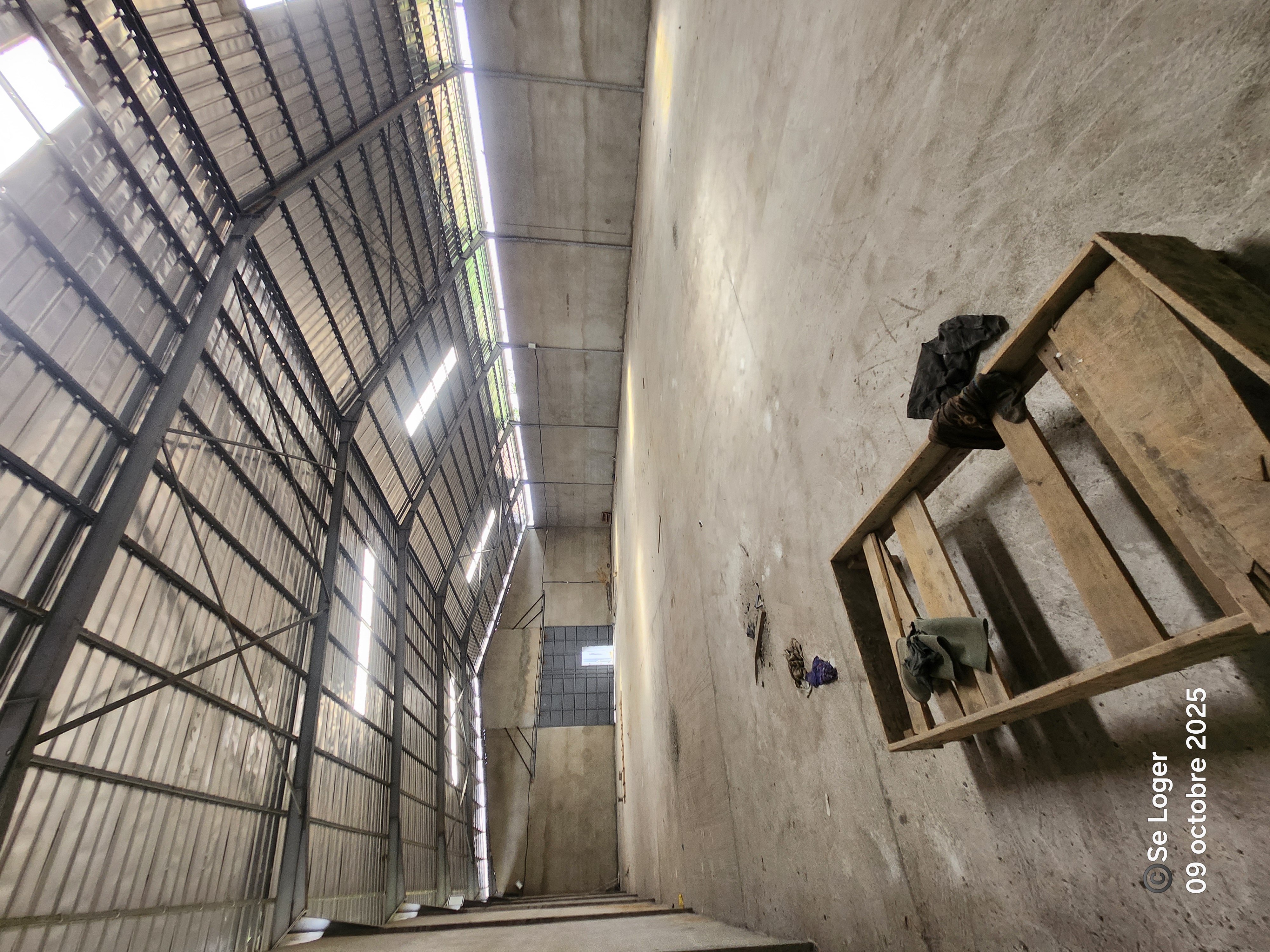 Entrepôt à louer à Douala, Ndokotti, s - 1200 m2 - 3 000 000 FCFA