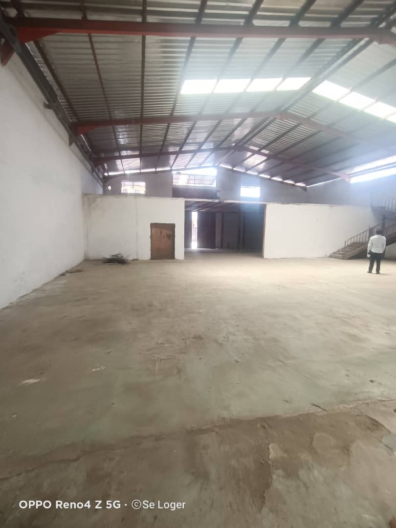 Store to rent at Douala, Bonaberi, gare - 1000 m2 - 1 500 000 FCFA