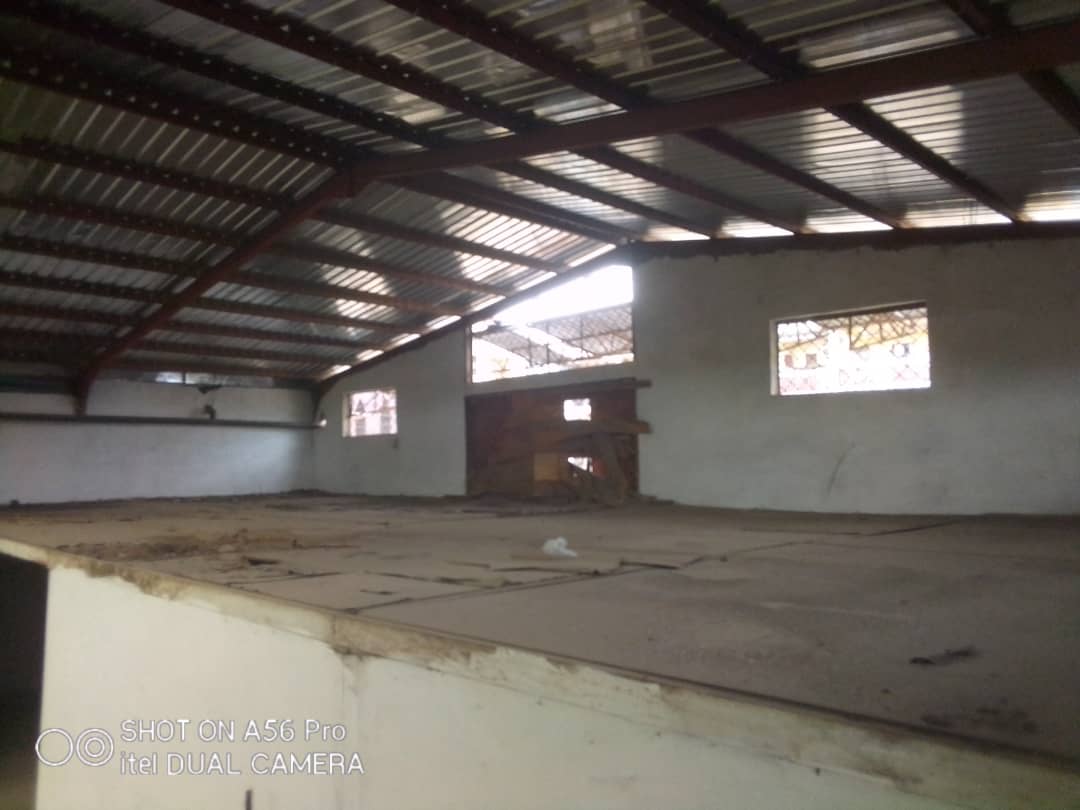 Entrepôt à louer à Douala, Bonaberi, gare - 1000 m2 - 1 500 000 FCFA
