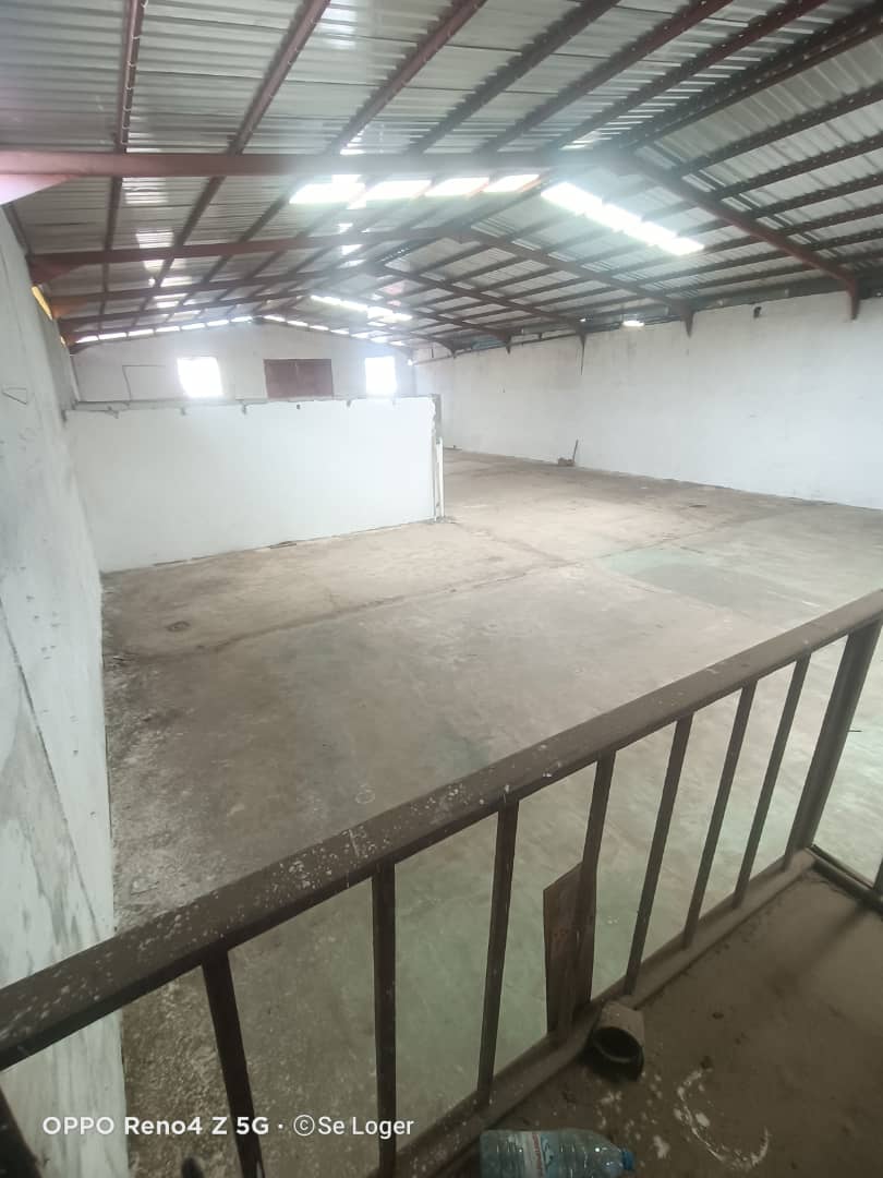 Entrepôt à louer à Douala, Bonaberi, gare - 1000 m2 - 1 500 000 FCFA