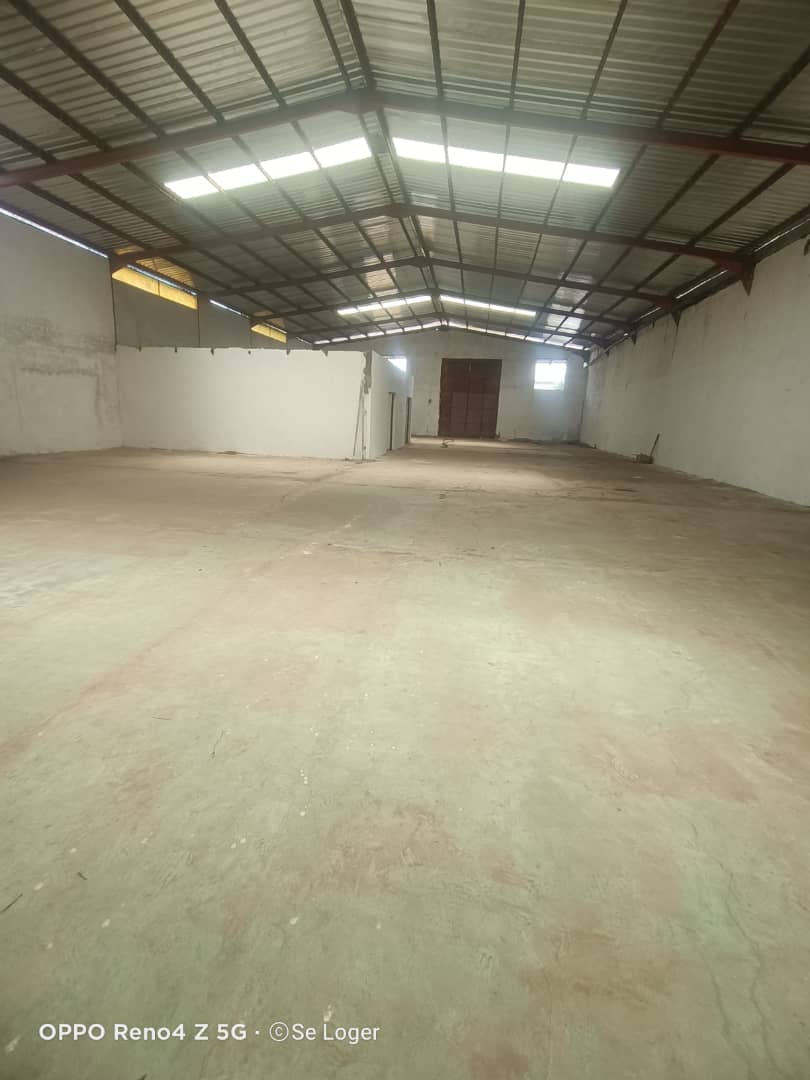 Entrepôt à louer à Douala, Bonaberi, gare - 1000 m2 - 1 500 000 FCFA