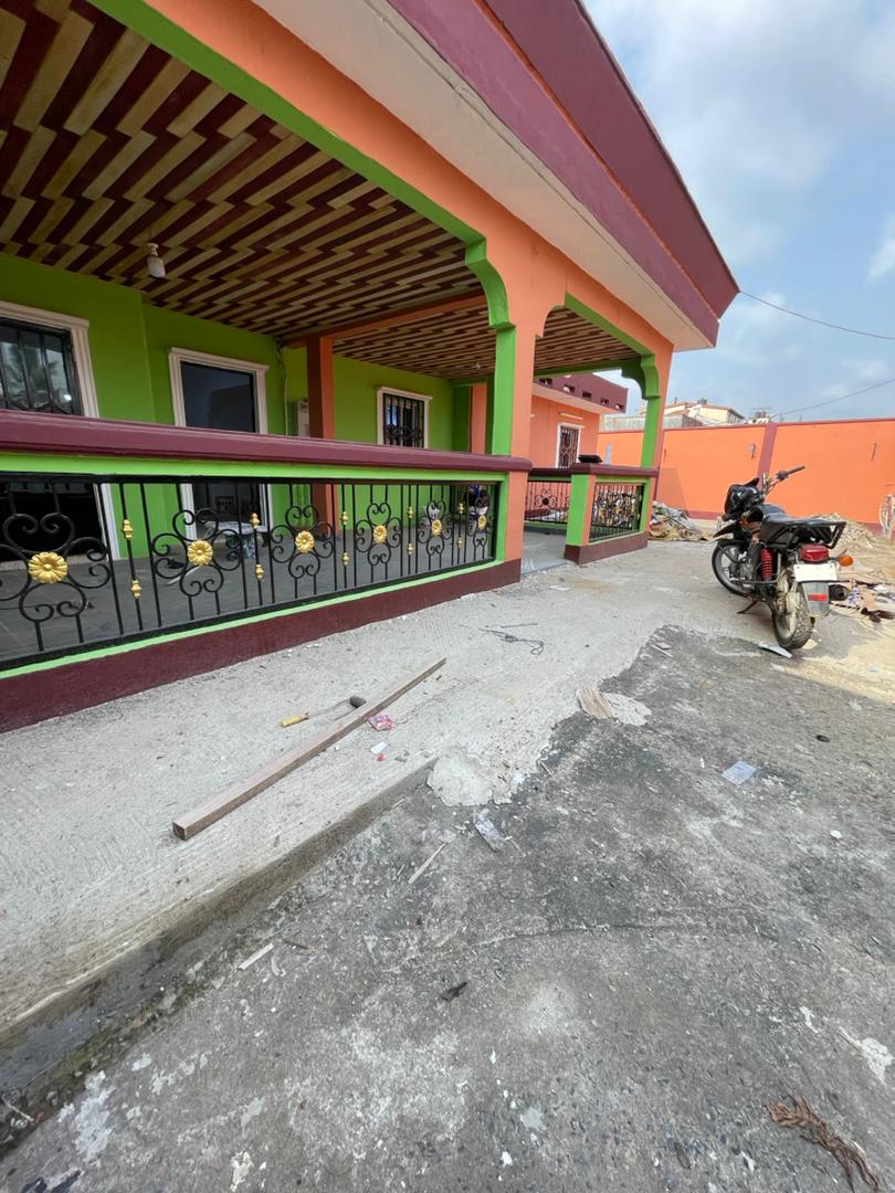 House (Villa) to rent - Douala, Makepe, Près du rond poulin - 1 living room(s), 3 bedroom(s), 4 bathroom(s) - 500 000 FCFA / month