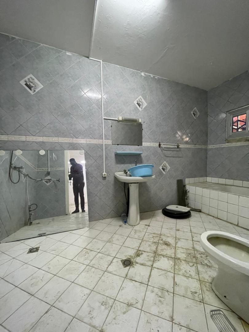 House (Villa) to rent - Douala, Makepe, Près du rond poulin - 1 living room(s), 3 bedroom(s), 4 bathroom(s) - 500 000 FCFA / month