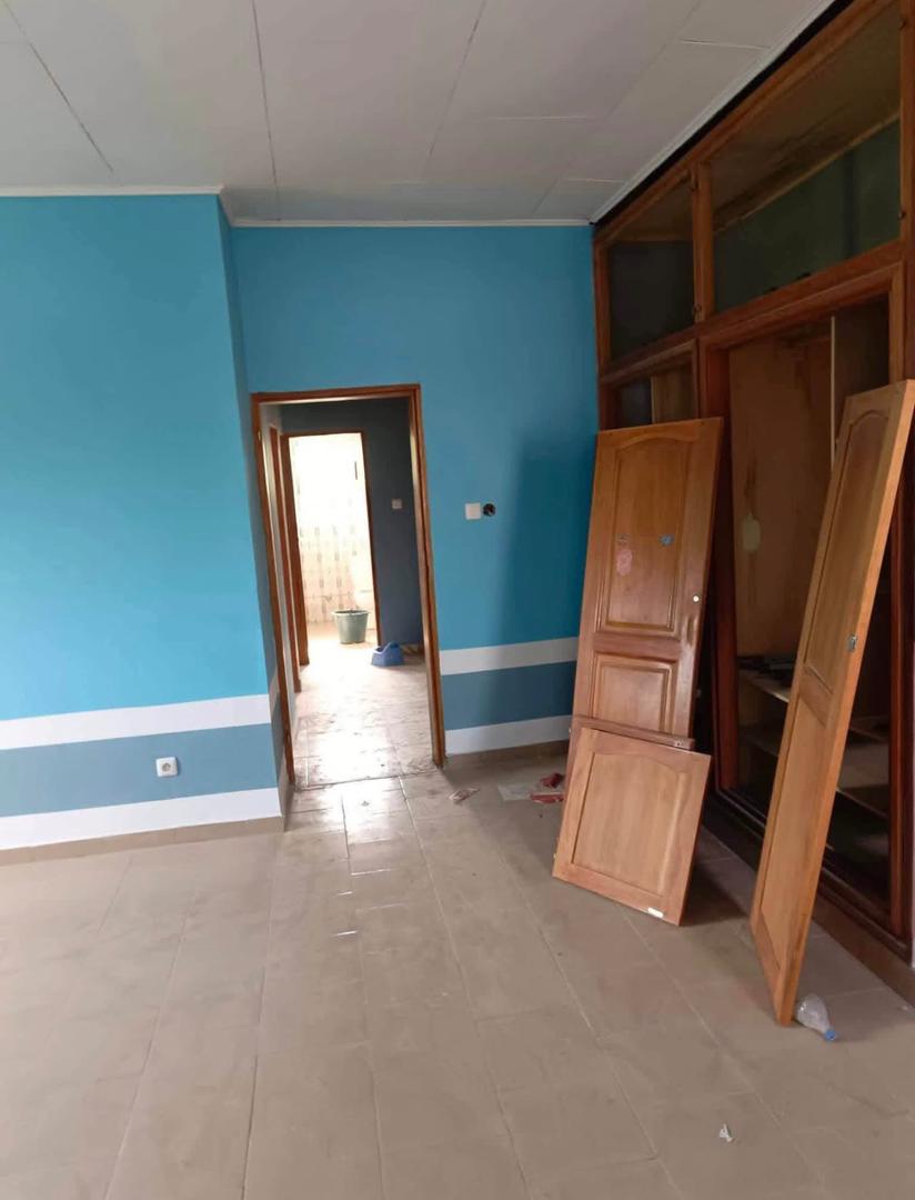 House (Duplex) to rent - Douala, Ndogpassi I, Précisément a hary village - 2 living room(s), 4 bedroom(s), 4 bathroom(s) - 250 000 FCFA / month