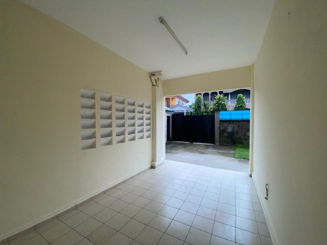 Maison (Duplex) à louer - Douala, Makepe, Saint Tropez - 2 salon(s), 5 chambre(s), 4 salle(s) de bains - 700 000 FCFA / mois
