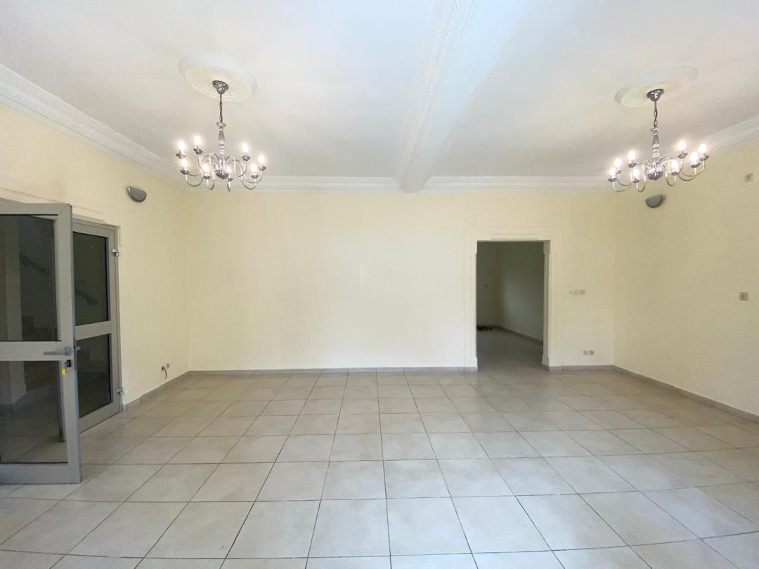 Maison (Duplex) à louer - Douala, Makepe, Saint Tropez - 2 salon(s), 5 chambre(s), 4 salle(s) de bains - 700 000 FCFA / mois