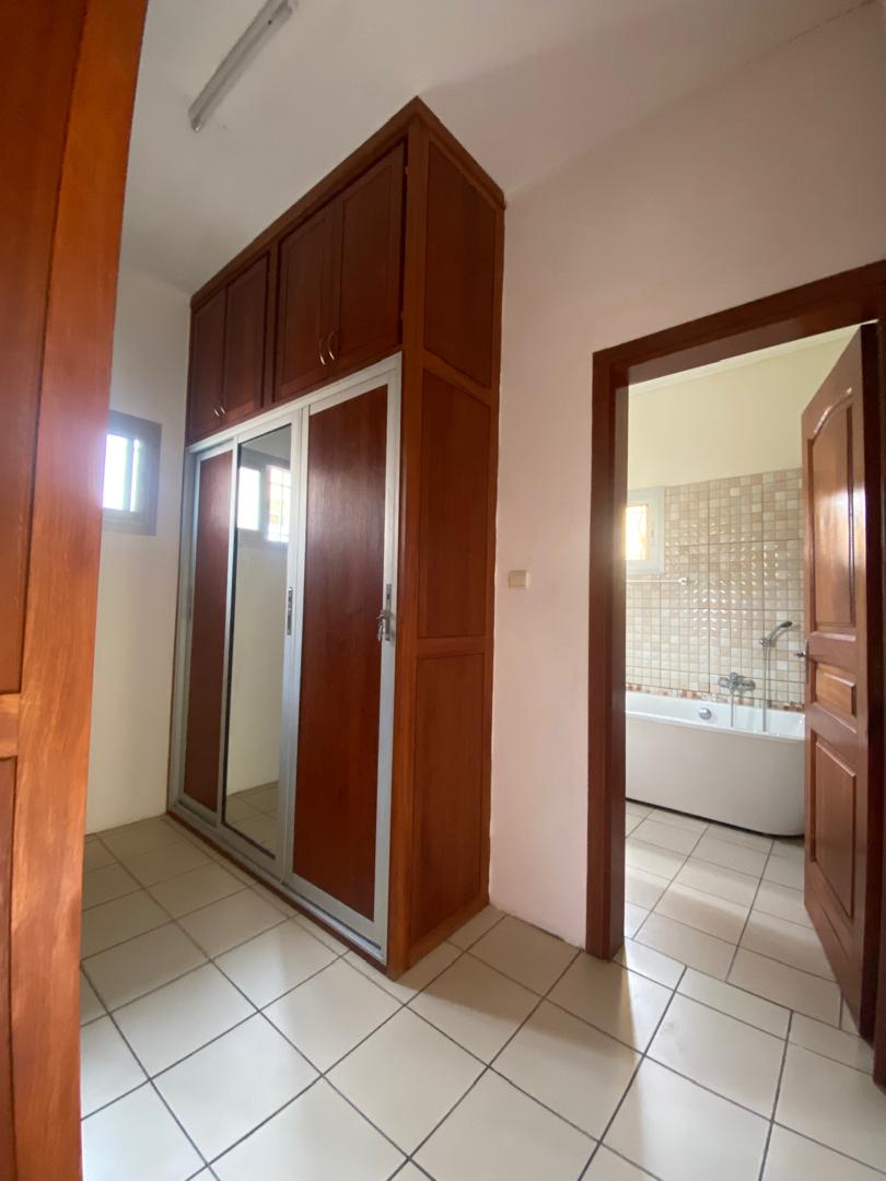 Maison (Duplex) à louer - Douala, Makepe, Saint Tropez - 2 salon(s), 5 chambre(s), 4 salle(s) de bains - 700 000 FCFA / mois