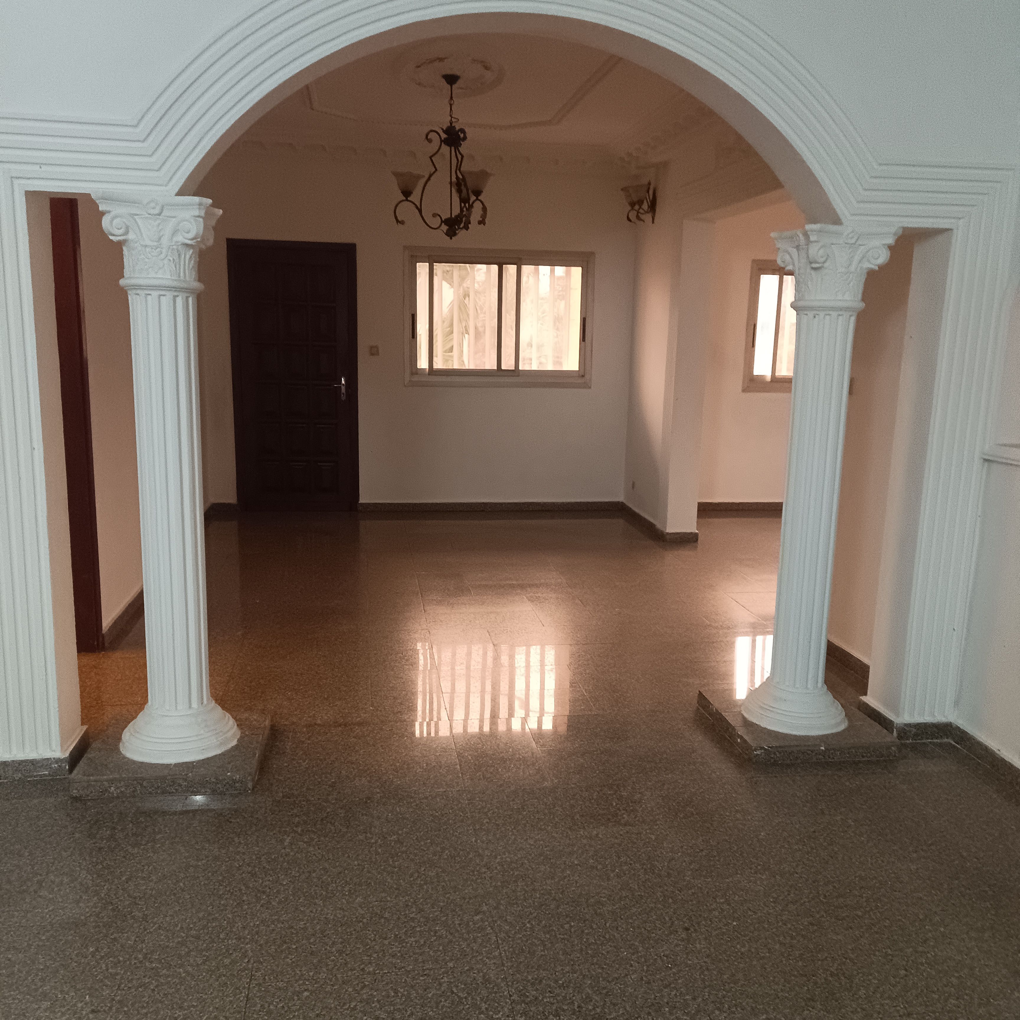 Office to rent at Yaoundé, Bastos, Bastos - 800 m2 - 2 000 000 FCFA