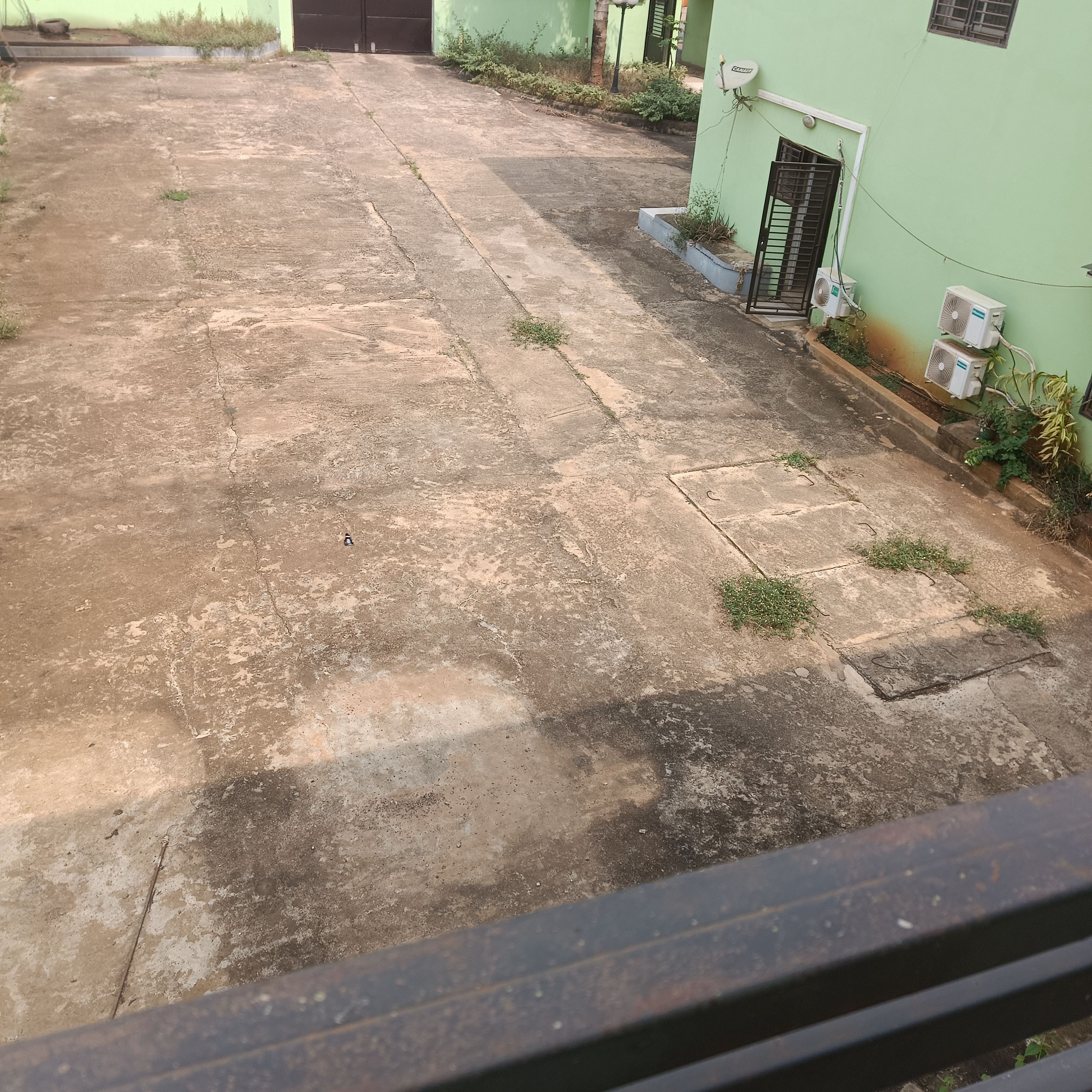 House (Duplex) to rent - Yaoundé, Bastos, Bastos - 2 living room(s), 9 bedroom(s), 9 bathroom(s) - 6 000 000 FCFA / month