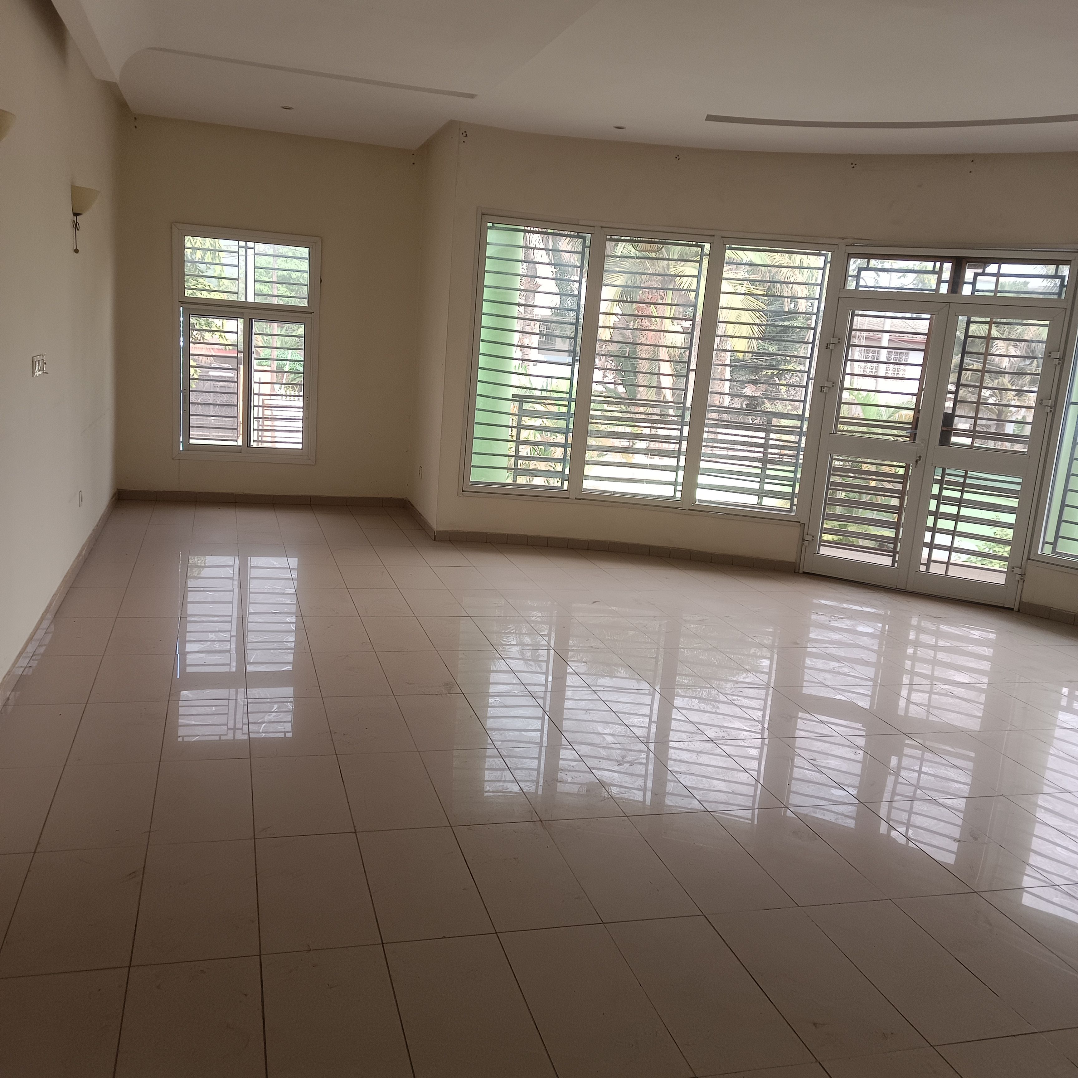 Office to rent at Yaoundé, Bastos, Bastos - 1000 m2 - 6 000 000 FCFA