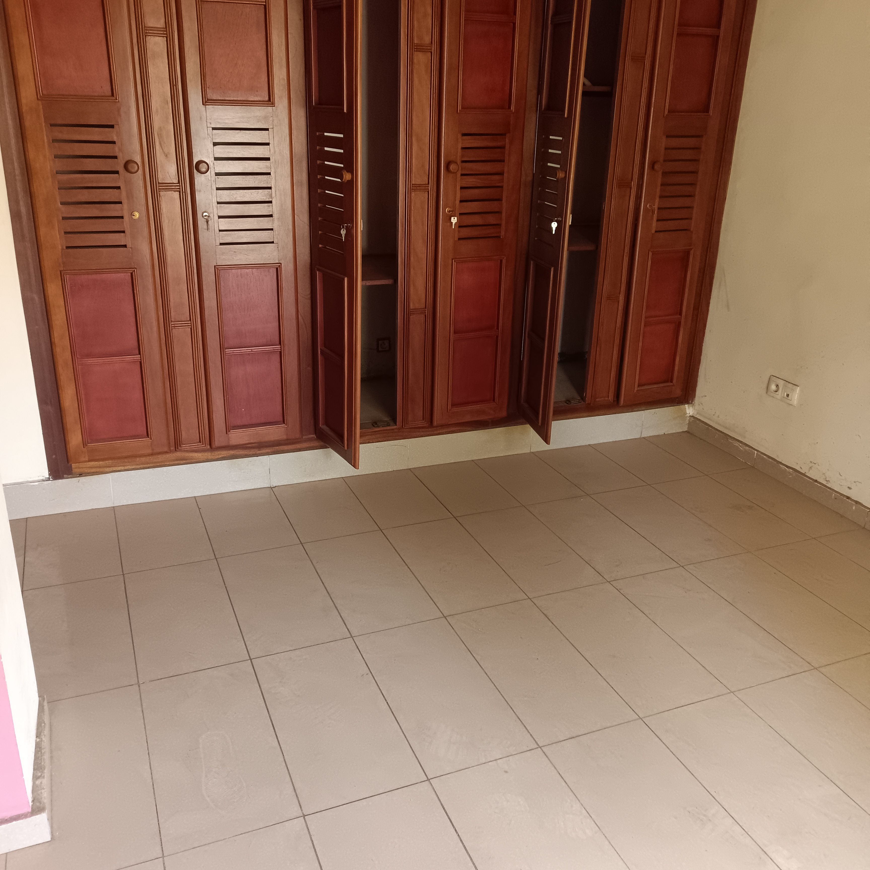 Office to rent at Yaoundé, Bastos, Bastos - 1000 m2 - 6 000 000 FCFA