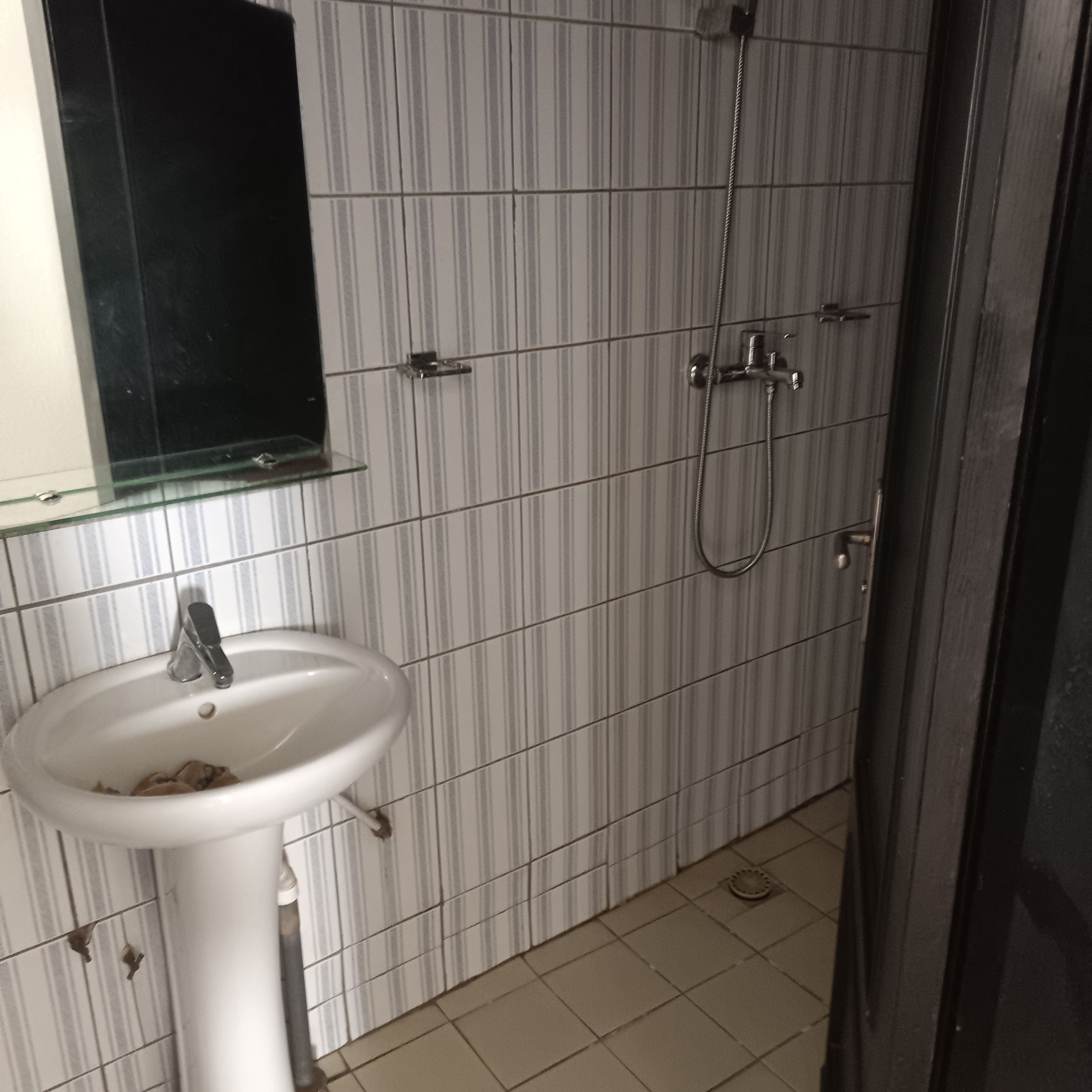 Appartement à louer - Yaoundé, Mfandena, Omnisport (appartement avec ascenseur) - 1 salon(s), 3 chambre(s), 3 salle(s) de bains - 400 000 FCFA / mois