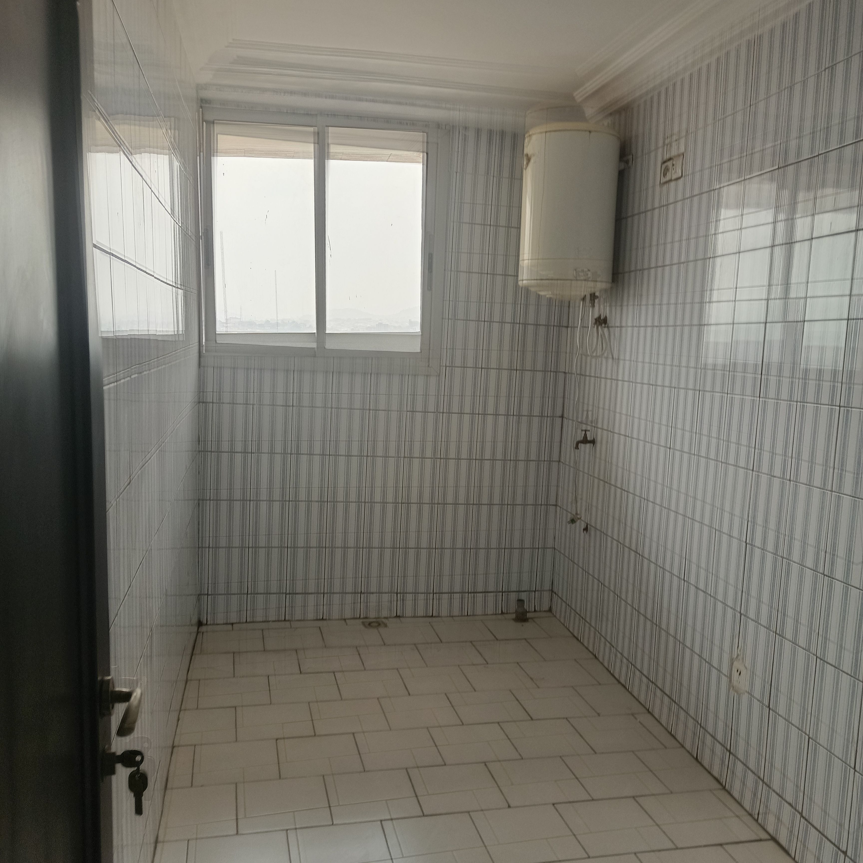 Appartement à louer - Yaoundé, Mfandena, Omnisport (appartement avec ascenseur) - 1 salon(s), 3 chambre(s), 3 salle(s) de bains - 400 000 FCFA / mois