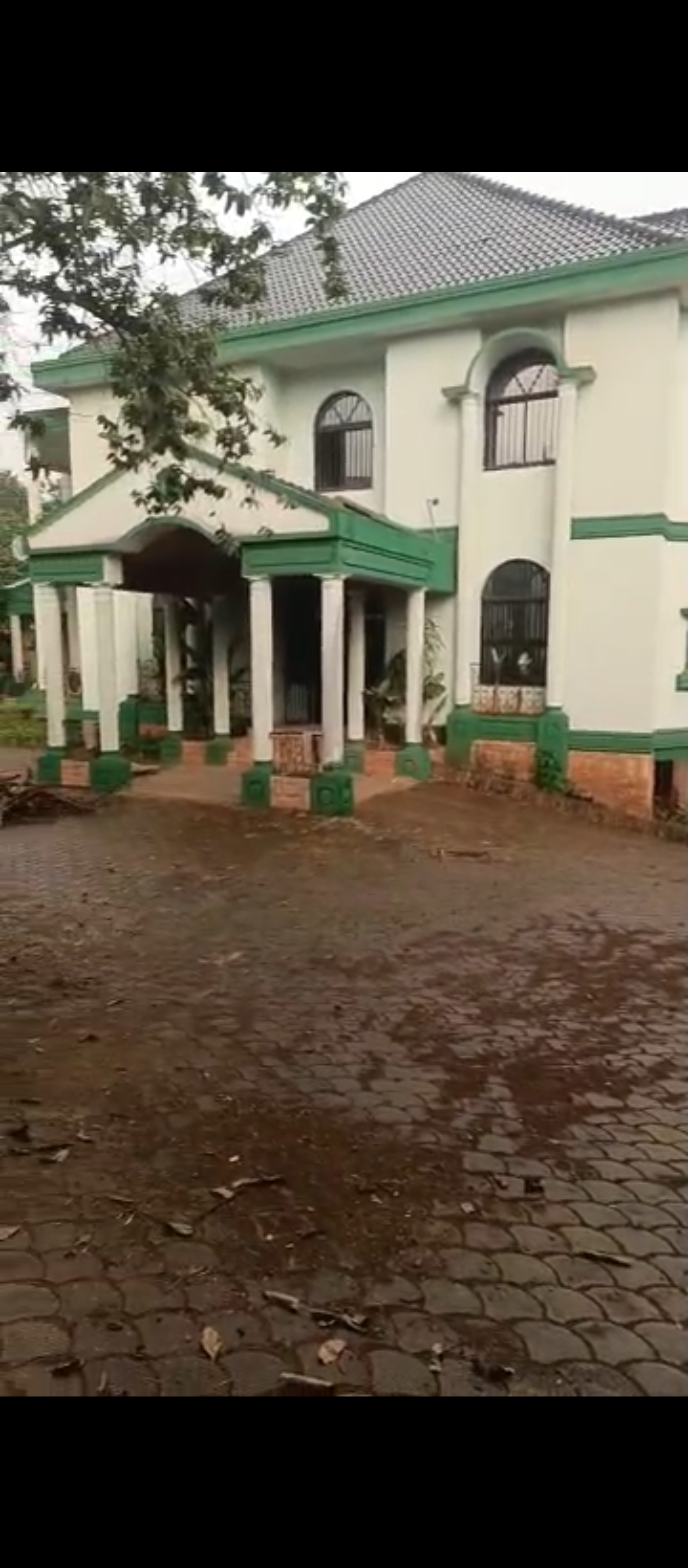 House (Triplex) to rent - Yaoundé, Bastos, Bastos - 3 living room(s), 9 bedroom(s), 10 bathroom(s) - 6 000 000 FCFA / month