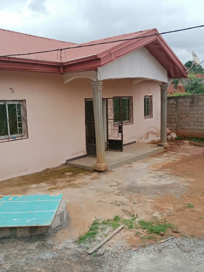 Maison (Villa) à vendre - Yaoundé, Odza, Petit marché - 1 salon(s), 3 chambre(s), 3 salle(s) de bains - 25 000 000 FCFA