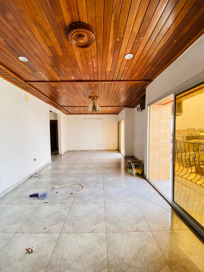 Apartment to rent - Douala, Akwa I, En bordure de route - 1 living room(s), 2 bedroom(s), 2 bathroom(s) - 350 000 FCFA / month