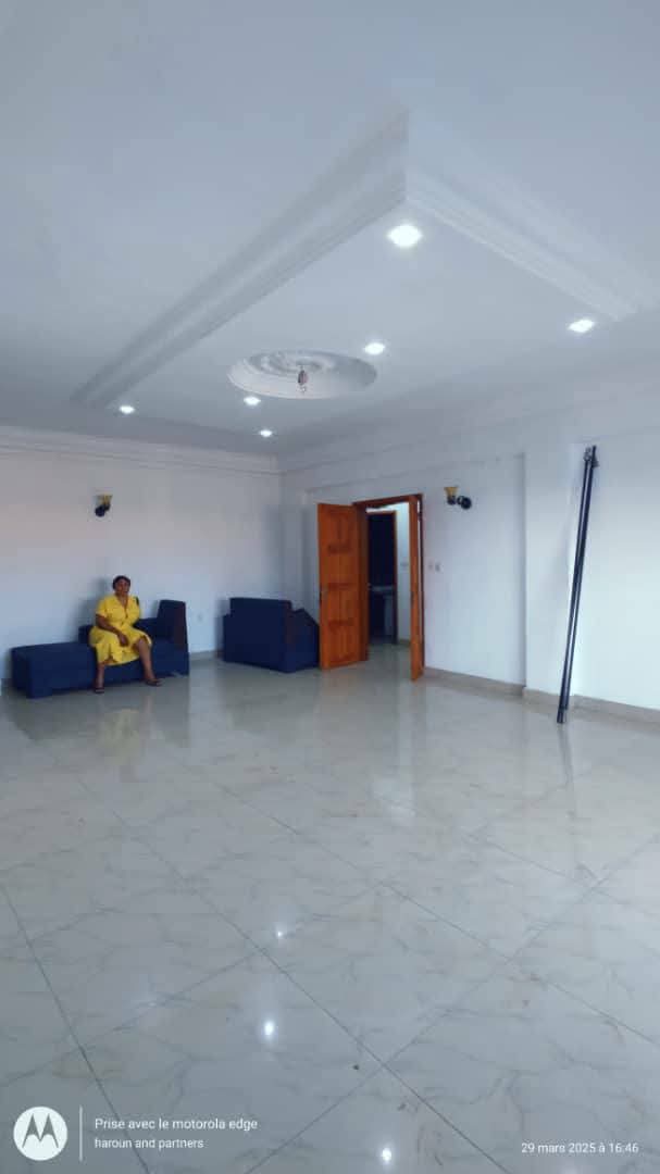 Apartment to rent - Douala, Bonapriso, Bonapriso quartier résidentiel - 1 living room(s), 3 bedroom(s), 2 bathroom(s) - 550 000 FCFA / month