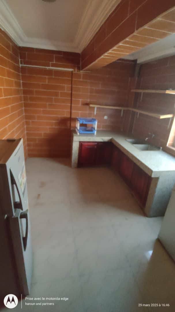 Apartment to rent - Douala, Bonapriso, Bonapriso quartier résidentiel - 1 living room(s), 3 bedroom(s), 2 bathroom(s) - 550 000 FCFA / month