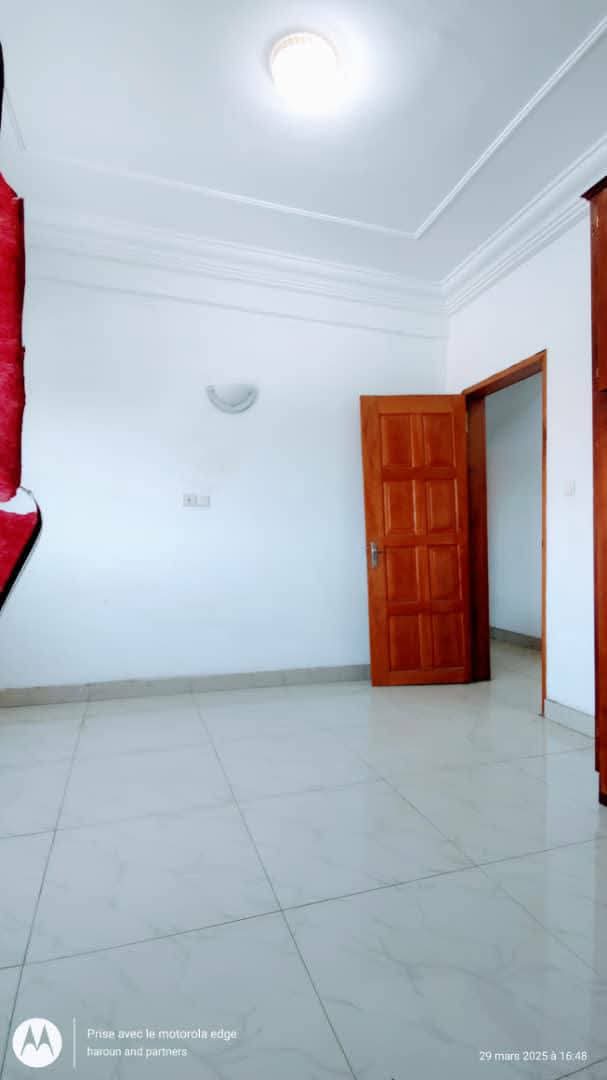 Apartment to rent - Douala, Bonapriso, Bonapriso quartier résidentiel - 1 living room(s), 3 bedroom(s), 2 bathroom(s) - 550 000 FCFA / month