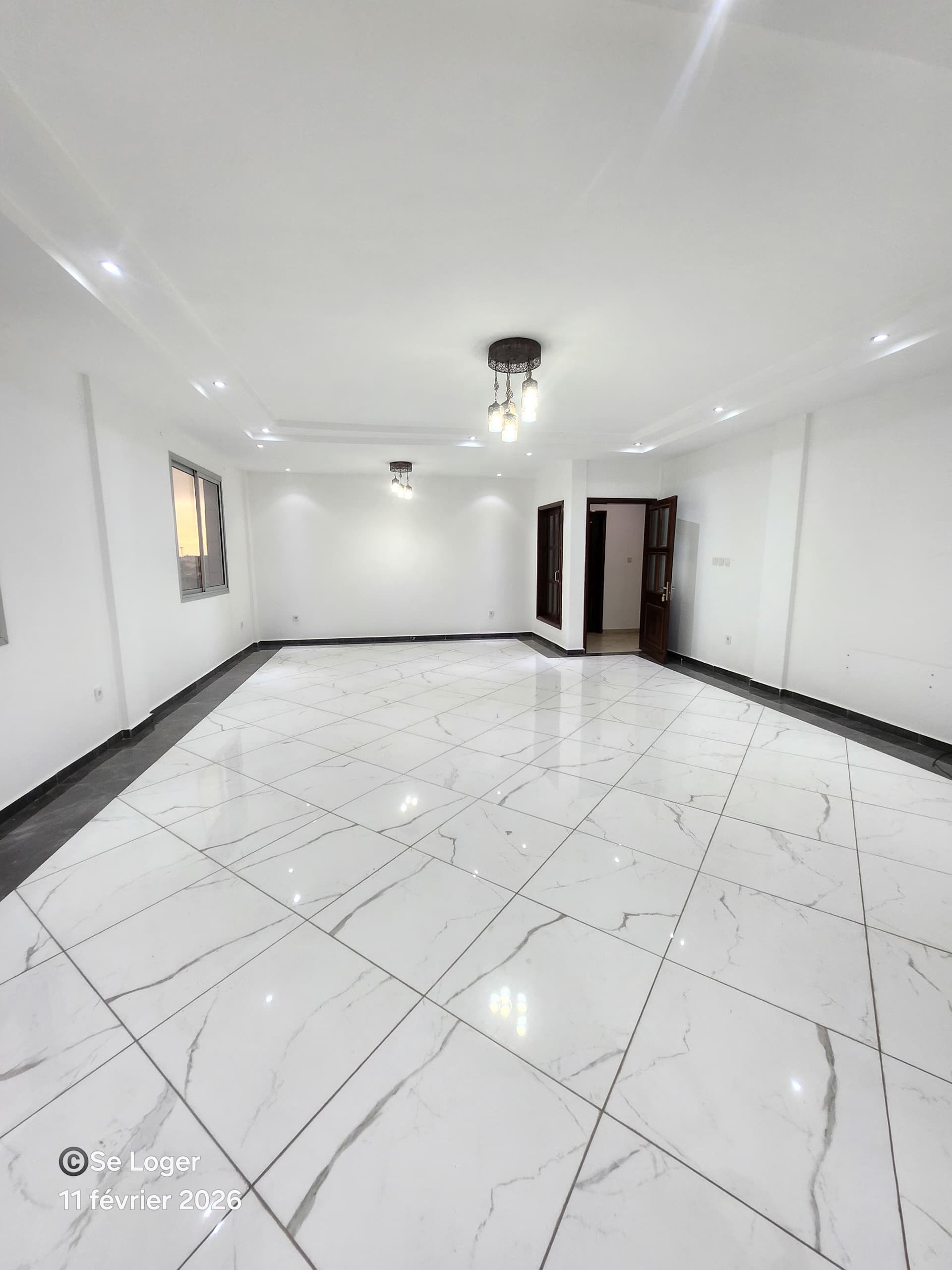 Apartment to rent - Douala, Deido, Canal Olympia - 1 living room(s), 2 bedroom(s), 3 bathroom(s) - 500 000 FCFA / month