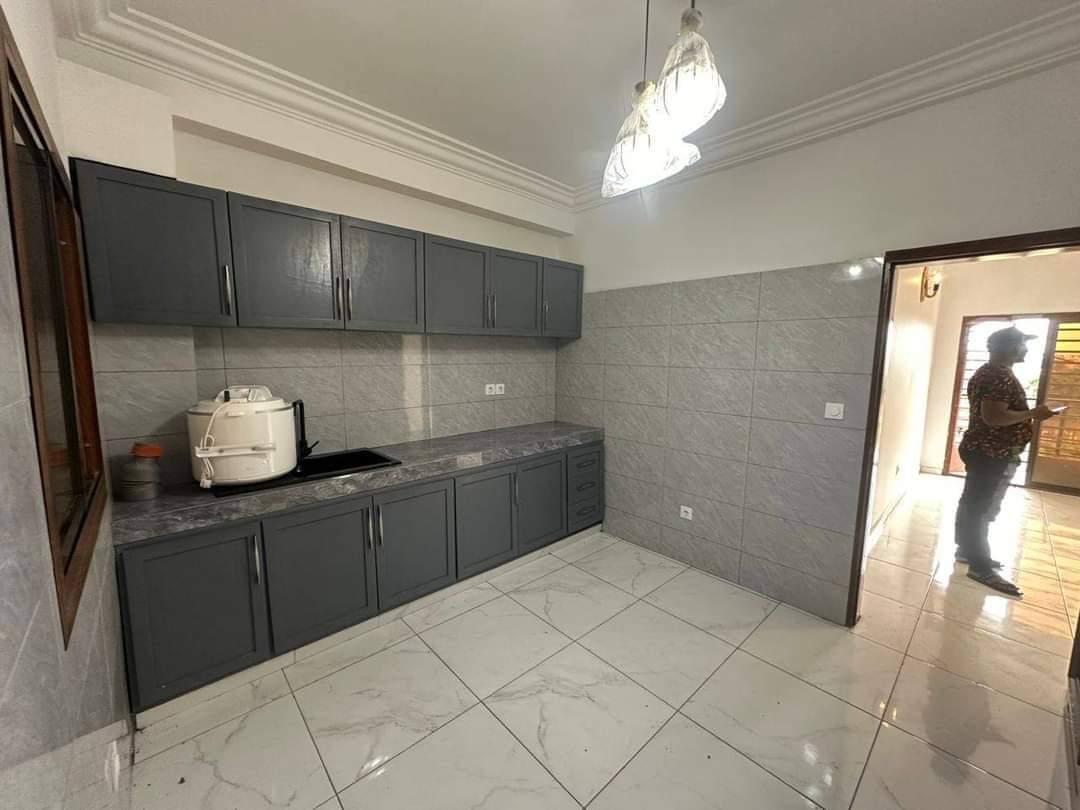 Apartment to rent - Yaoundé, Bastos, Etoa meki - 1 living room(s), 2 bedroom(s), 3 bathroom(s) - 300 000 FCFA / month