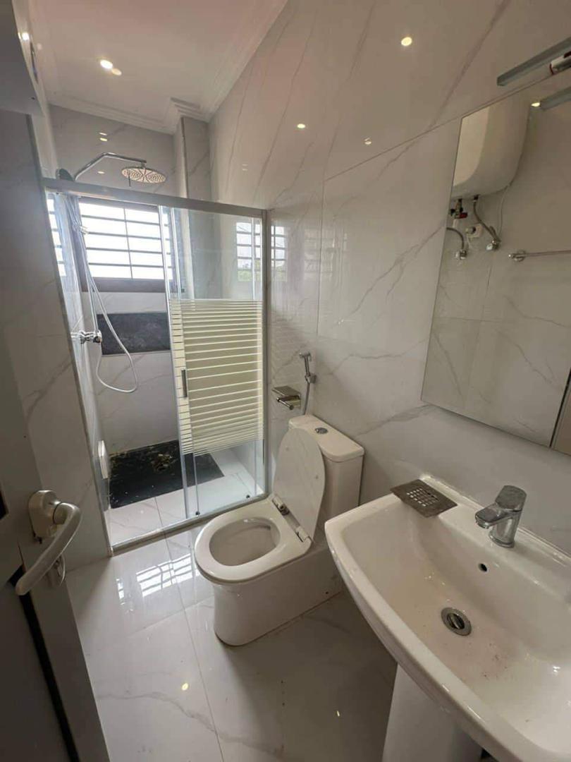 Appartement à louer - Yaoundé, Bastos, Etoa meki - 1 salon(s), 2 chambre(s), 3 salle(s) de bains - 300 000 FCFA / mois