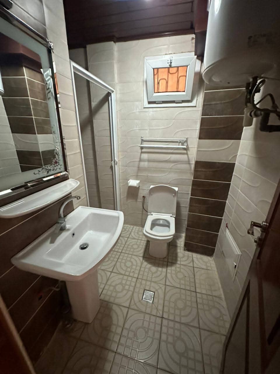 Appartement à louer - Yaoundé, Bastos, Bastos centre - 1 salon(s), 2 chambre(s), 3 salle(s) de bains - 600 000 FCFA / mois
