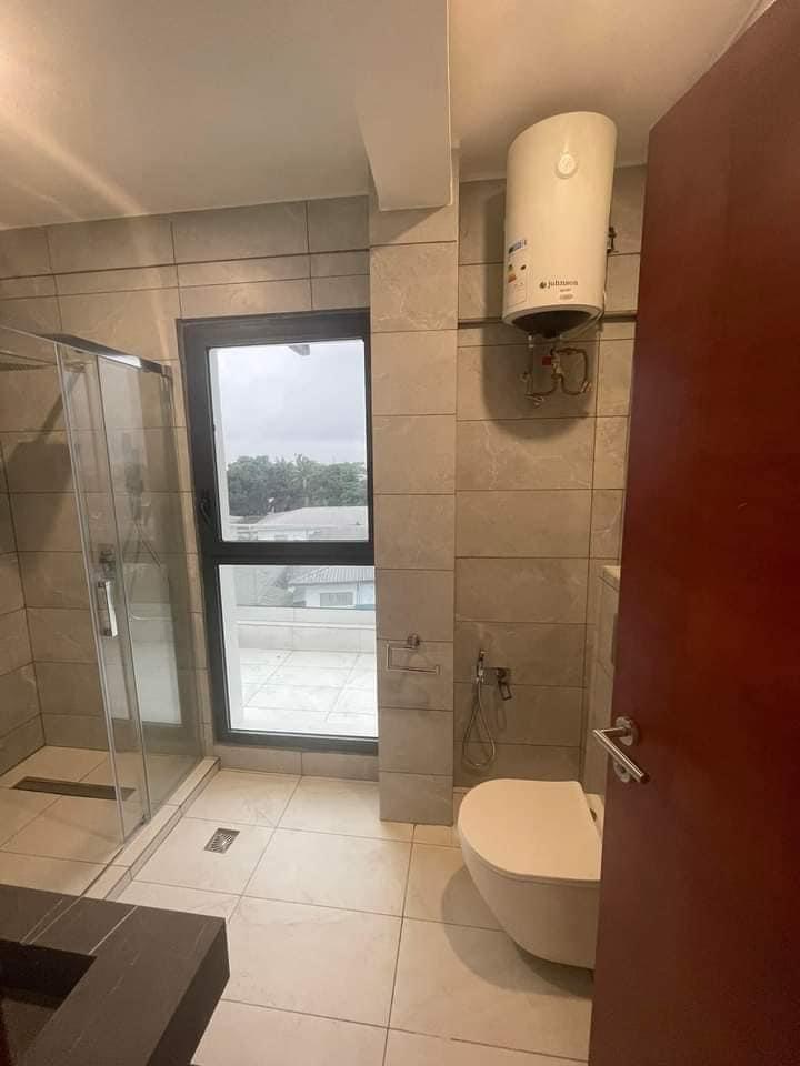 Appartement à louer - Yaoundé, Bastos, Bastos centre - 1 salon(s), 2 chambre(s), 3 salle(s) de bains - 600 000 FCFA / mois
