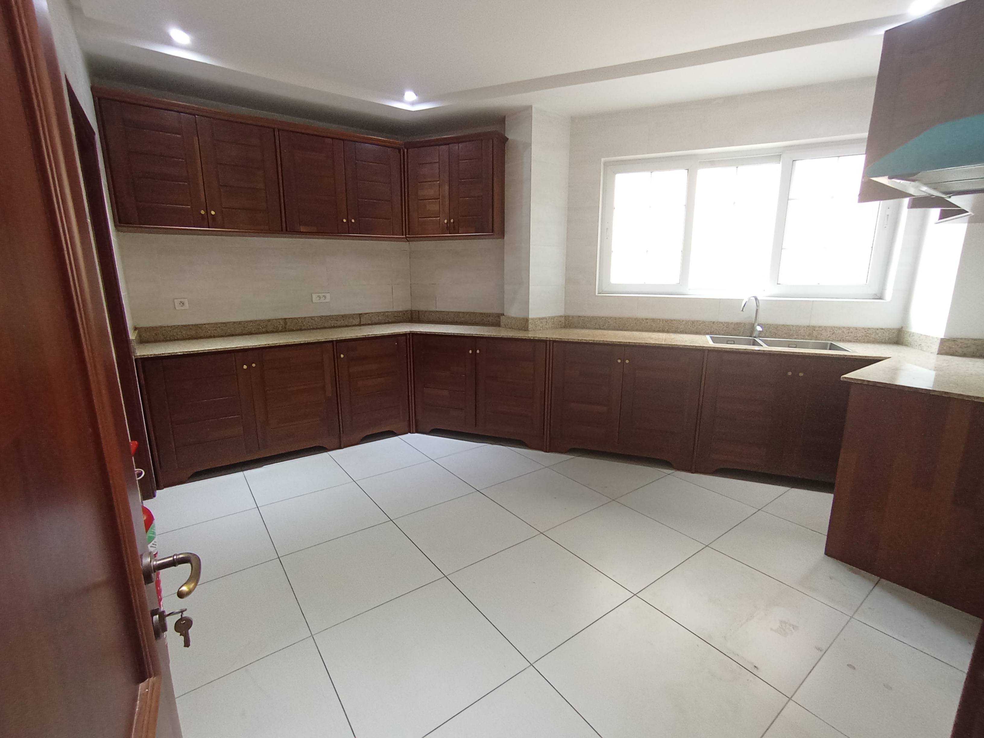 Appartement à louer - Yaoundé, Bastos, Bastos centre - 1 salon(s), 2 chambre(s), 3 salle(s) de bains - 700 000 FCFA / mois