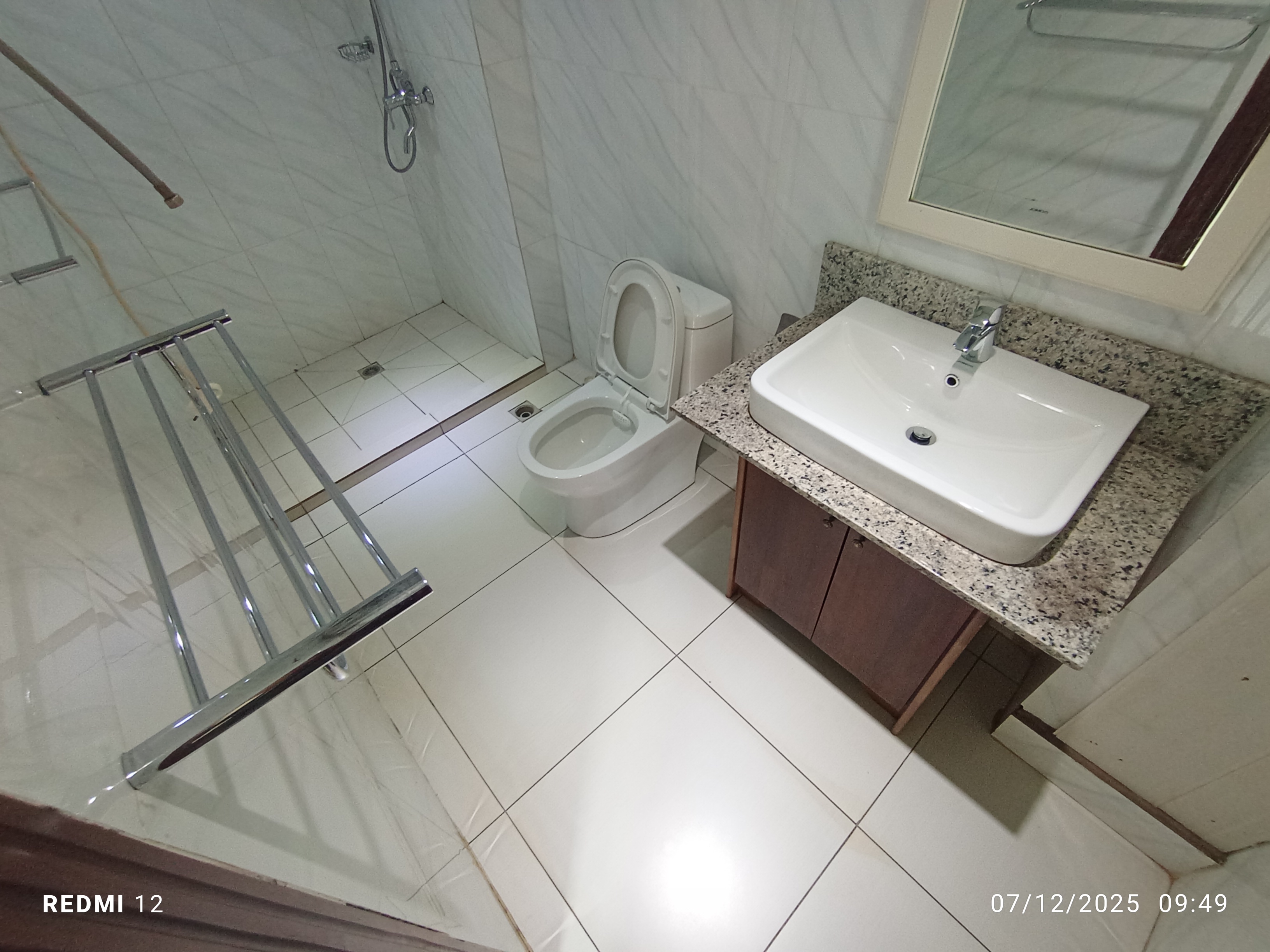 Appartement à louer - Yaoundé, Bastos, Bastos centre - 1 salon(s), 2 chambre(s), 3 salle(s) de bains - 700 000 FCFA / mois