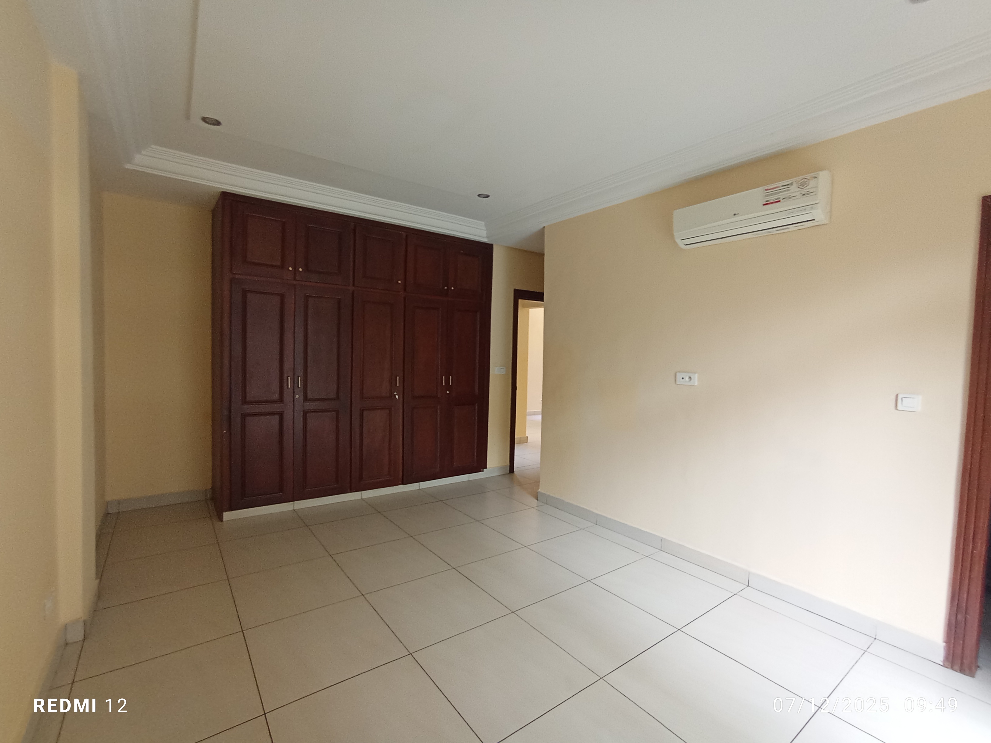Appartement à louer - Yaoundé, Bastos, Bastos centre - 1 salon(s), 2 chambre(s), 3 salle(s) de bains - 700 000 FCFA / mois