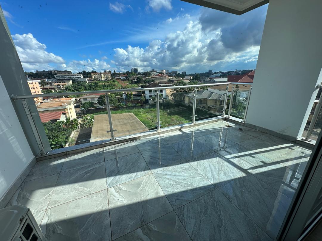 Apartment to rent - Yaoundé, Bastos, Bastos centre avec ascenseur - 1 living room(s), 2 bedroom(s), 3 bathroom(s) - 850 000 FCFA / month