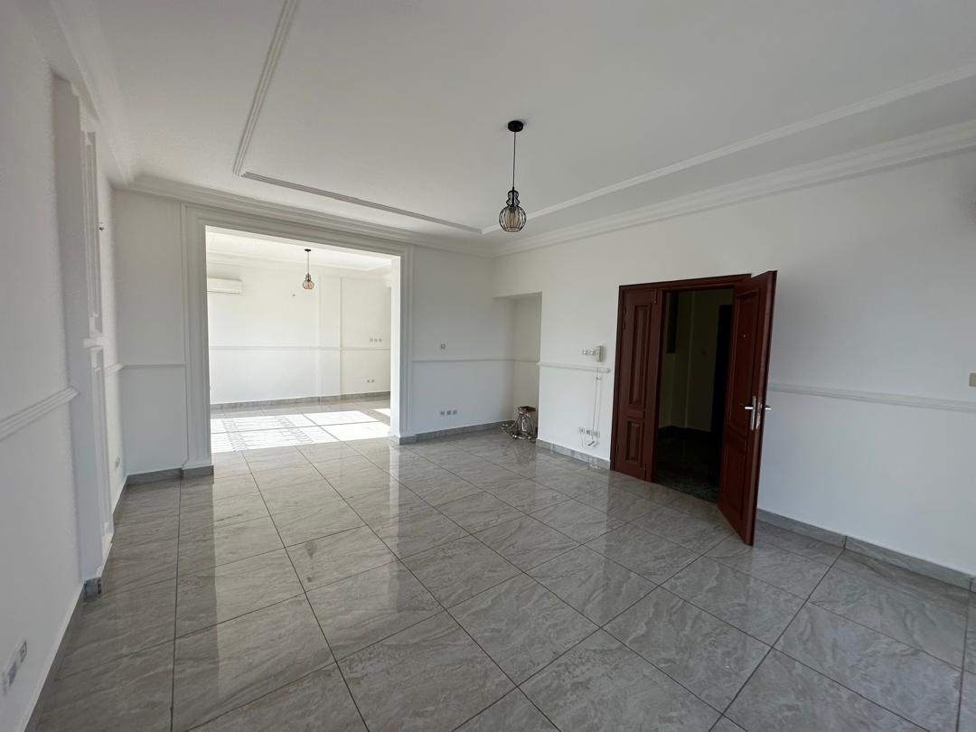 Appartement à louer - Yaoundé, Bastos, Bastos centre avec ascenseur - 1 salon(s), 2 chambre(s), 3 salle(s) de bains - 850 000 FCFA / mois